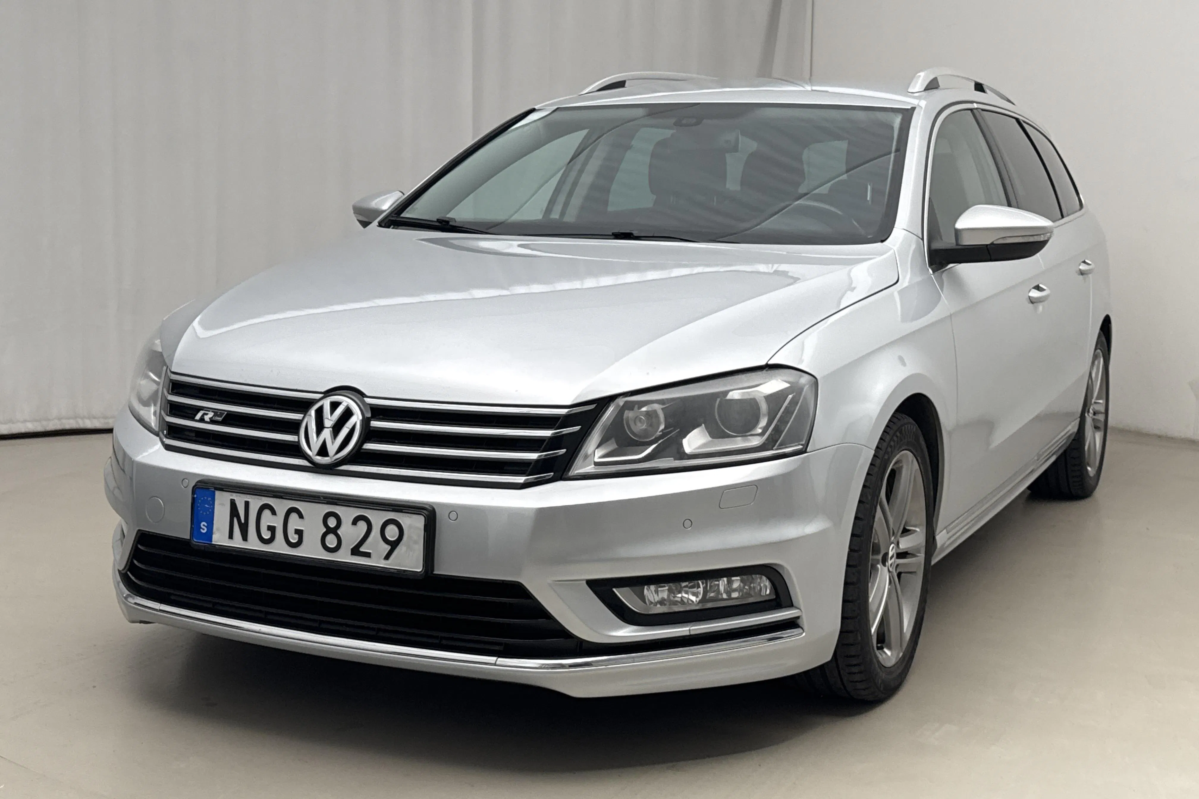 Presentationsfoto 1 av 18: VW Passat 2.0 TDI BlueMotion Technology Variant 4Motion (170hk) - 16 630 mil - Automat - silver - 2013