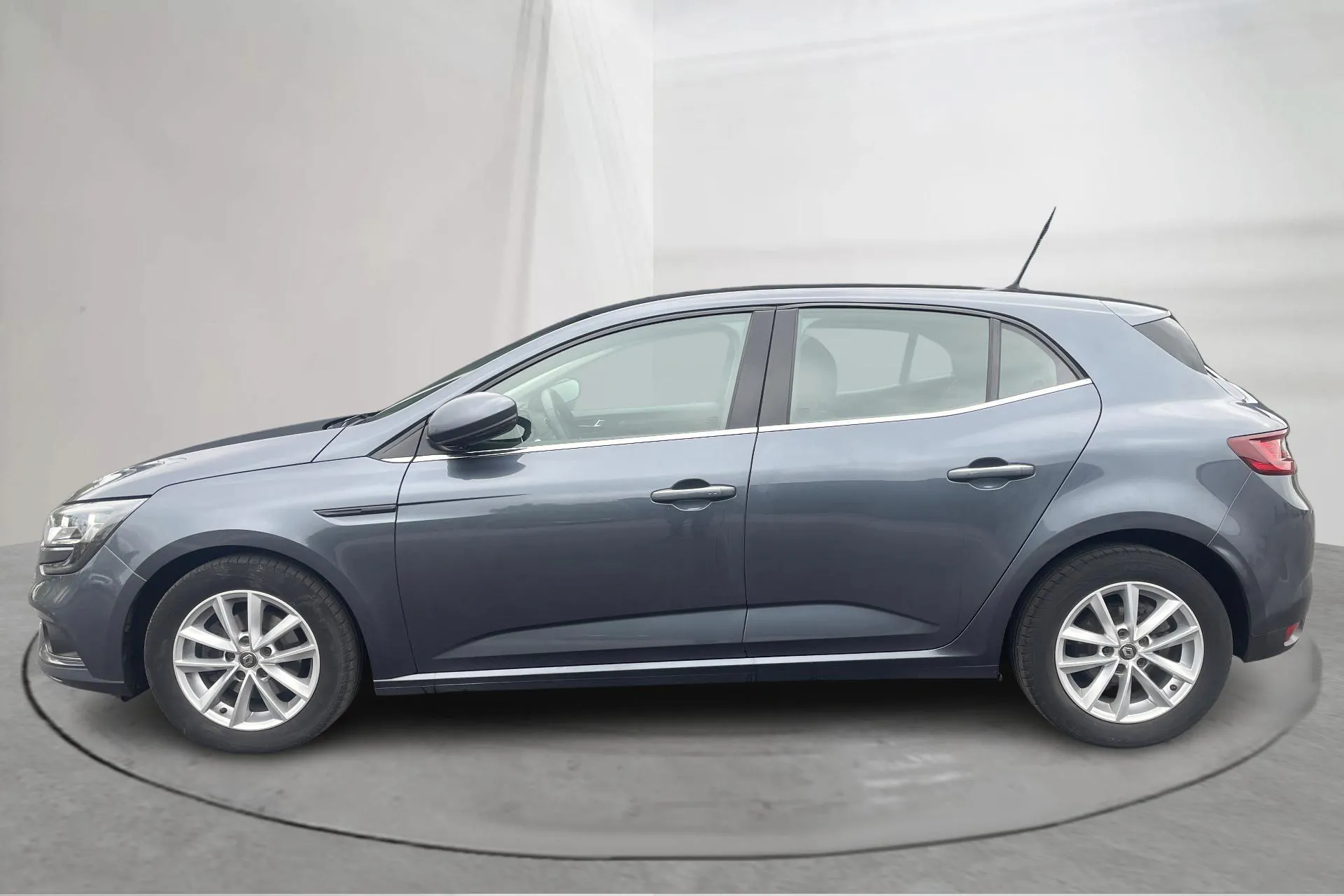 Presentation photo 2 of 14: Renault Mégane 1.3 TCe 5dr (140hk) - 111 840 km - Automatic - gray - 2020