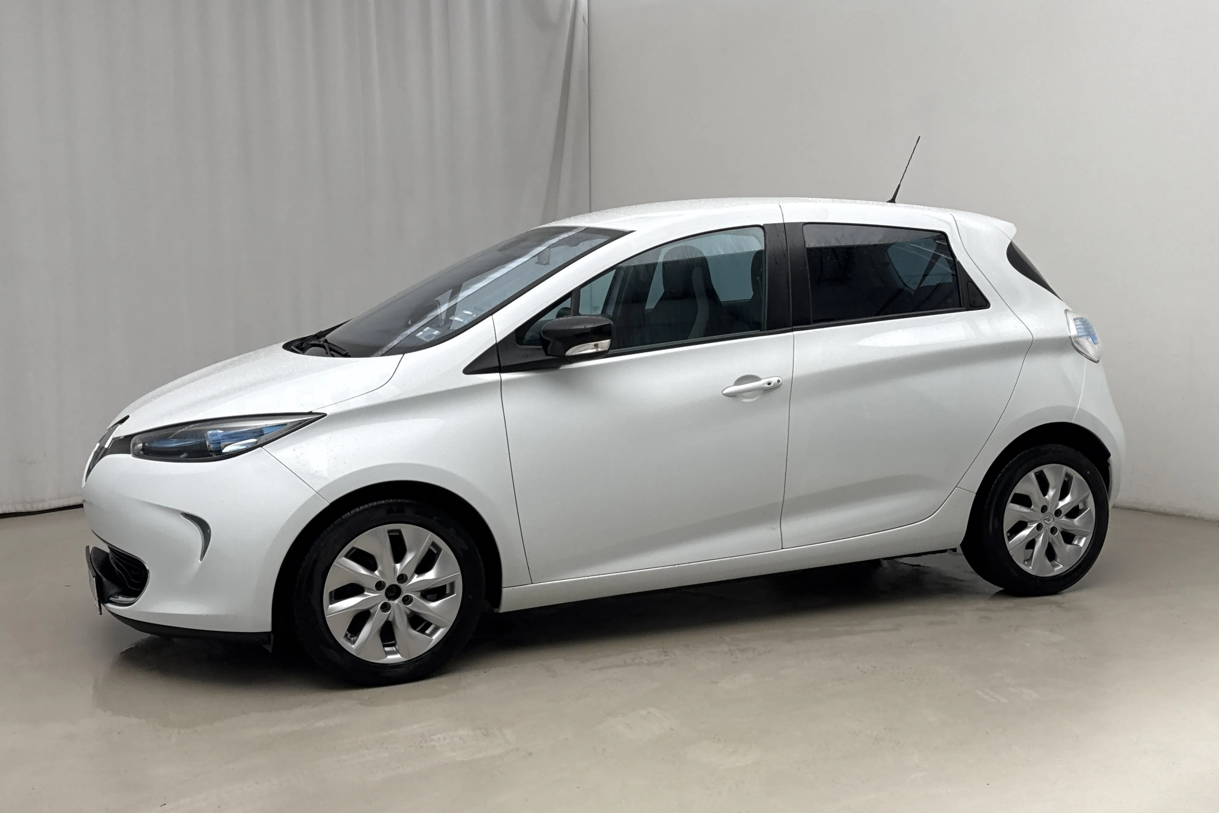 Presentation photo 2 of 16: Renault Zoe 22kWh R88 (88hk) - 43 280 km - Automatic - white - 2016