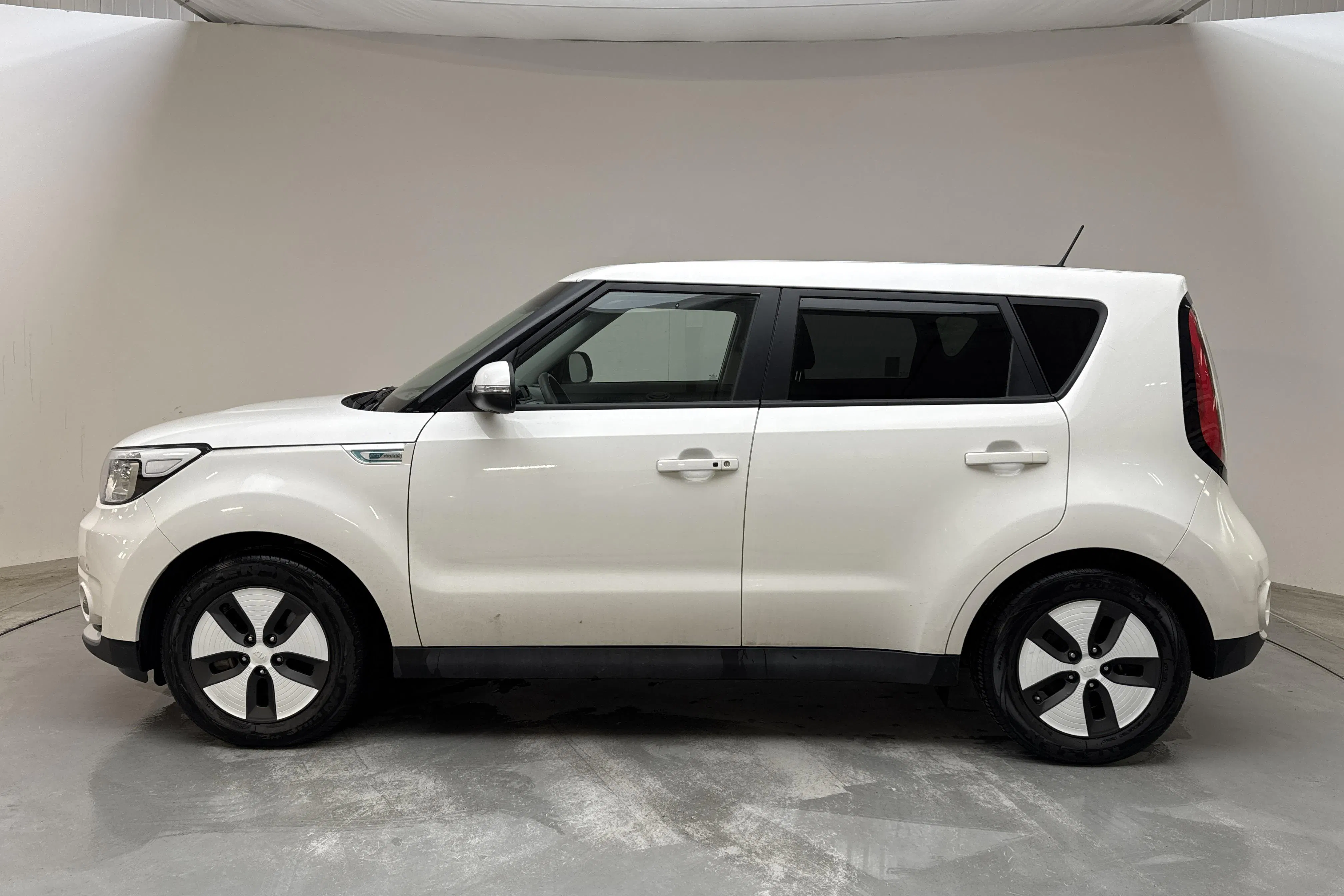 Presentationsfoto 2 av 16: KIA Soul EV (110hk) - 2 476 mil - Automat - vit - 2016
