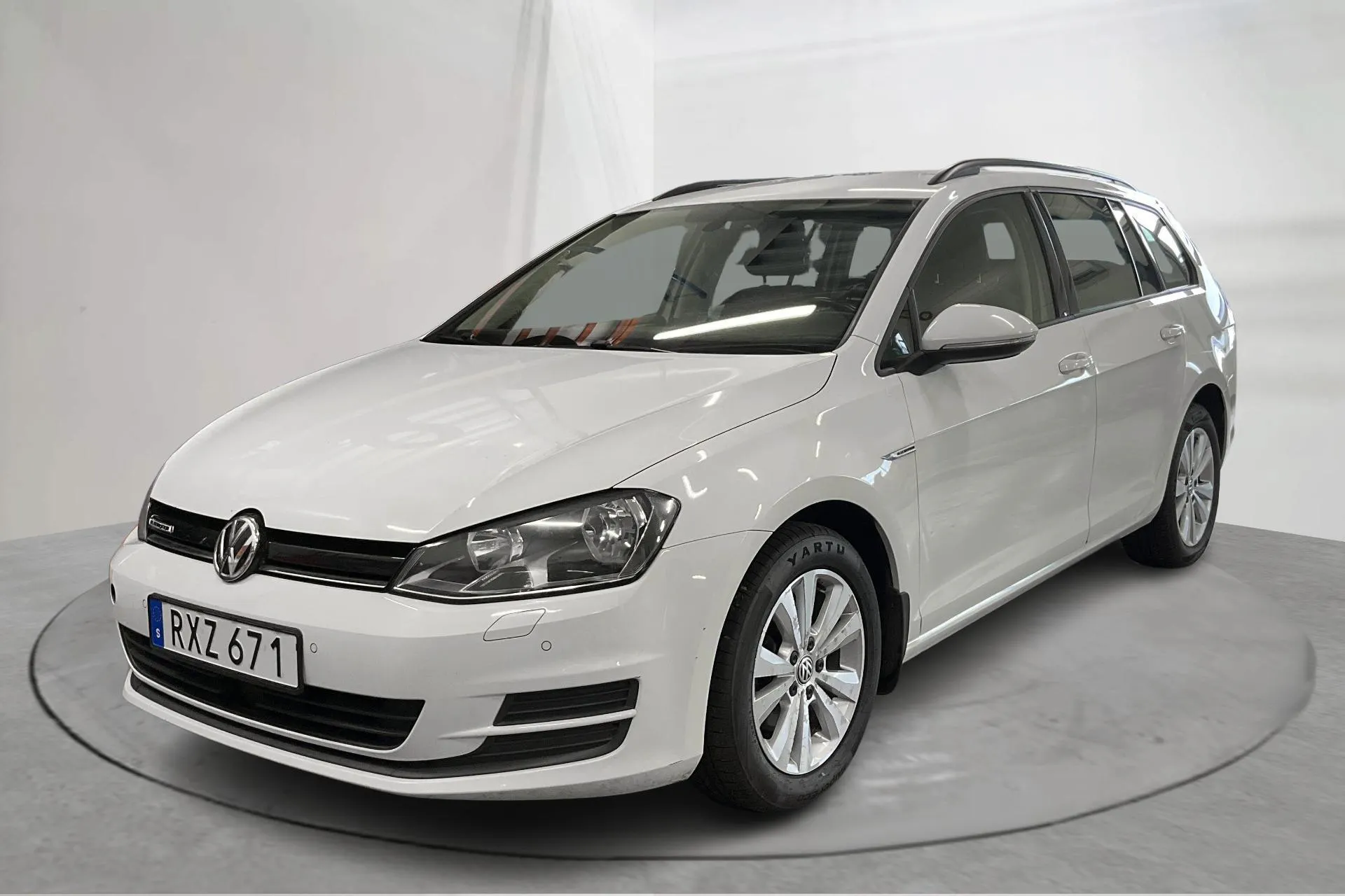 Presentationsfoto 1 av 15: VW Golf VII 1.4 TGI BlueMotion Sportscombi (110hk) - 14 478 mil - Manuell - vit - 2015