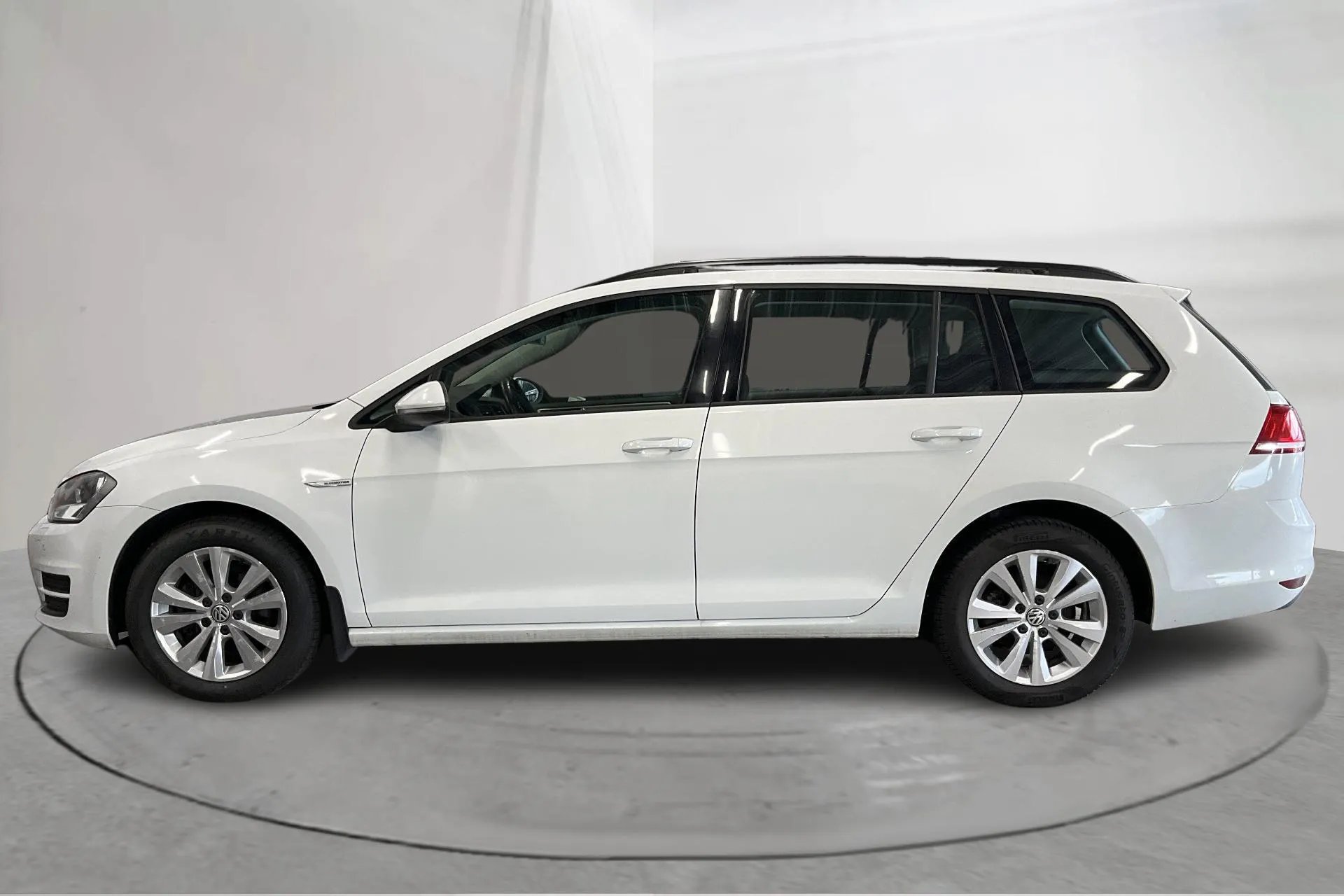 Presentationsfoto 2 av 15: VW Golf VII 1.4 TGI BlueMotion Sportscombi (110hk) - 14 478 mil - Manuell - vit - 2015