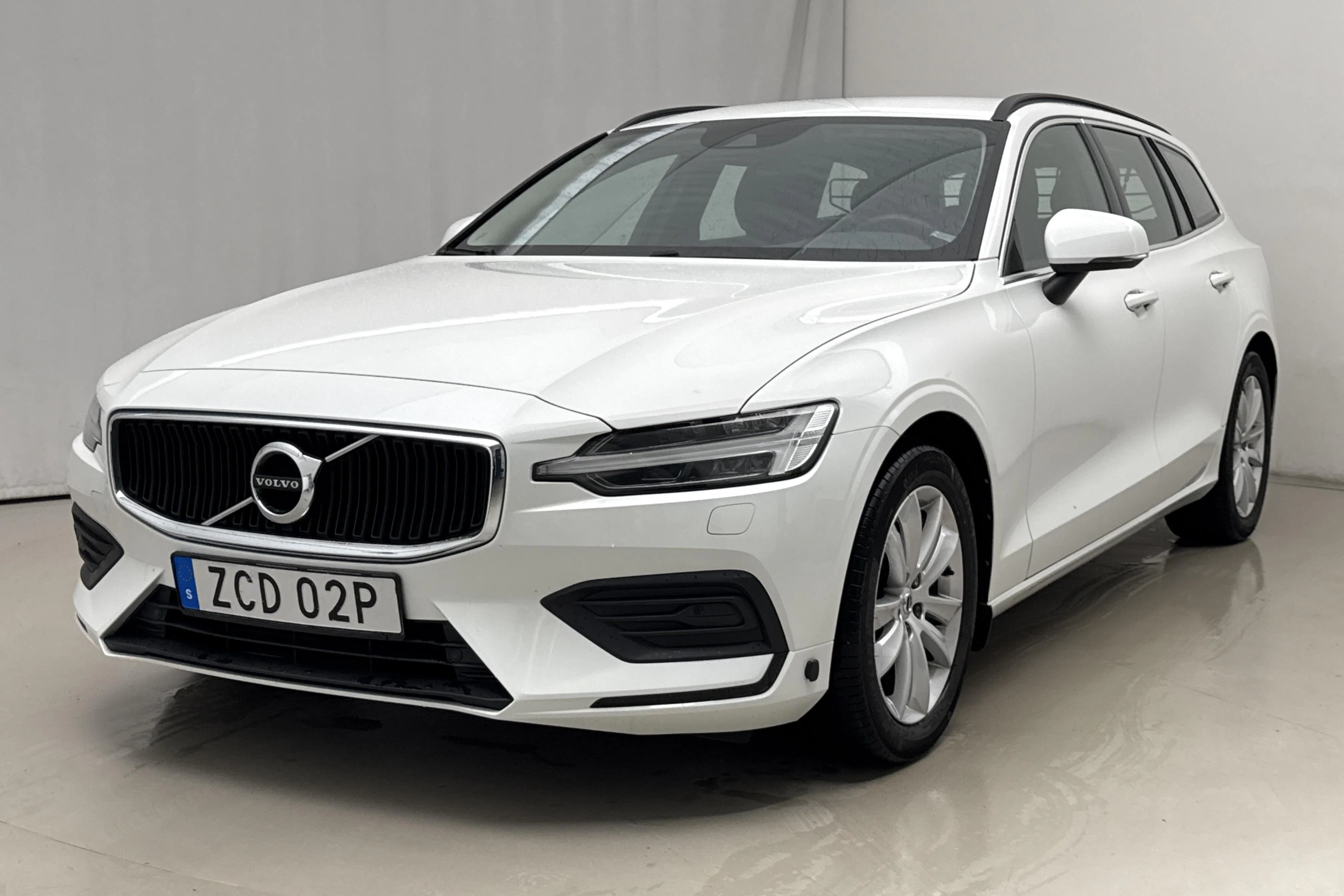 Presentationsfoto 1 av 21: Volvo V60 B4 Mildhybrid, Diesel (197hk) - 11 916 mil - Automat - vit - 2022