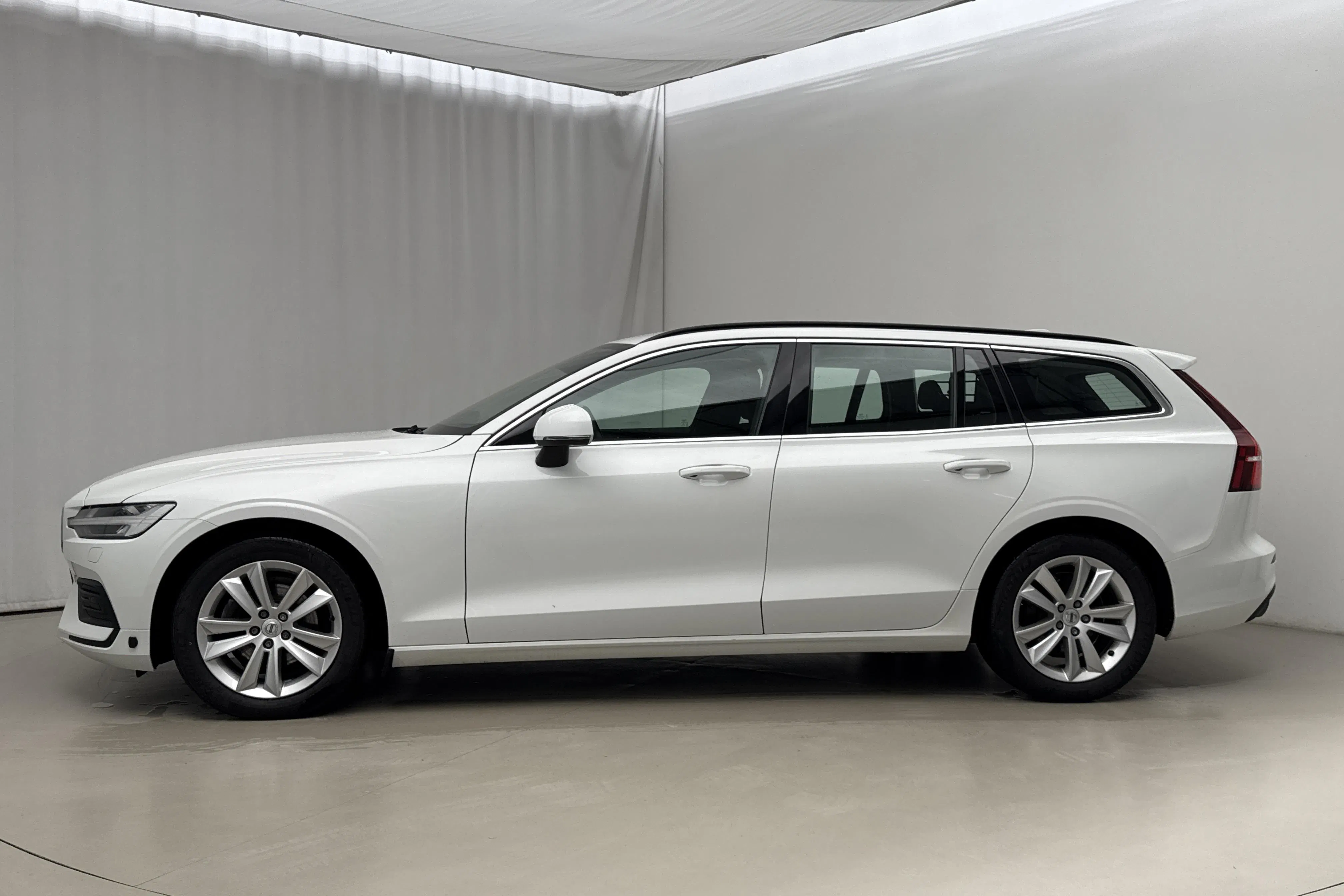 Presentationsfoto 2 av 21: Volvo V60 B4 Mildhybrid, Diesel (197hk) - 11 916 mil - Automat - vit - 2022
