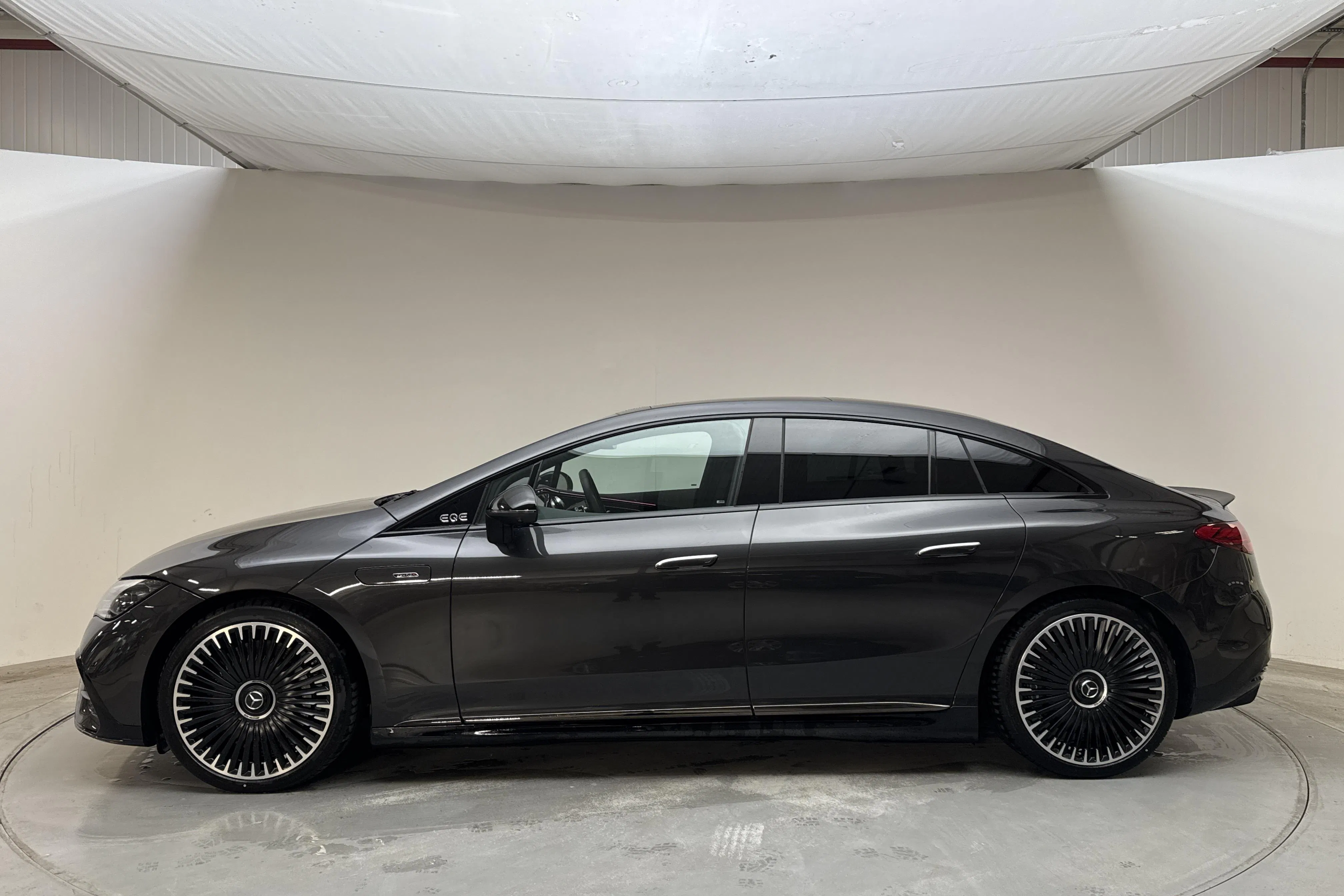 Presentationsfoto 2 av 16: Mercedes EQE 53 4Matic V295 (625hk) - 3 802 mil - Automat - grå - 2024