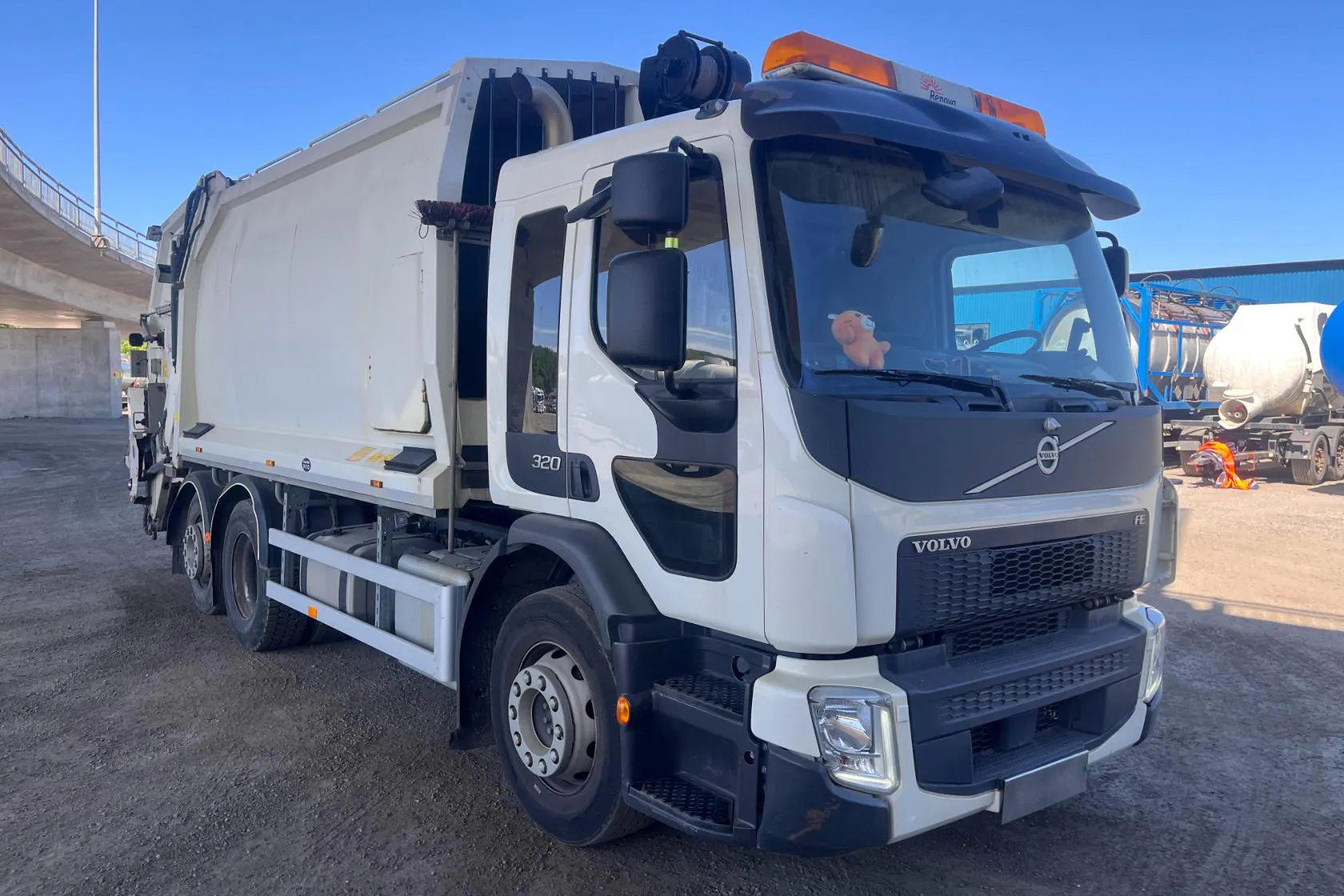 Presentation photo 2 of 106: VOLVO FE320 - 102 496 km - Automatic - white - 2019