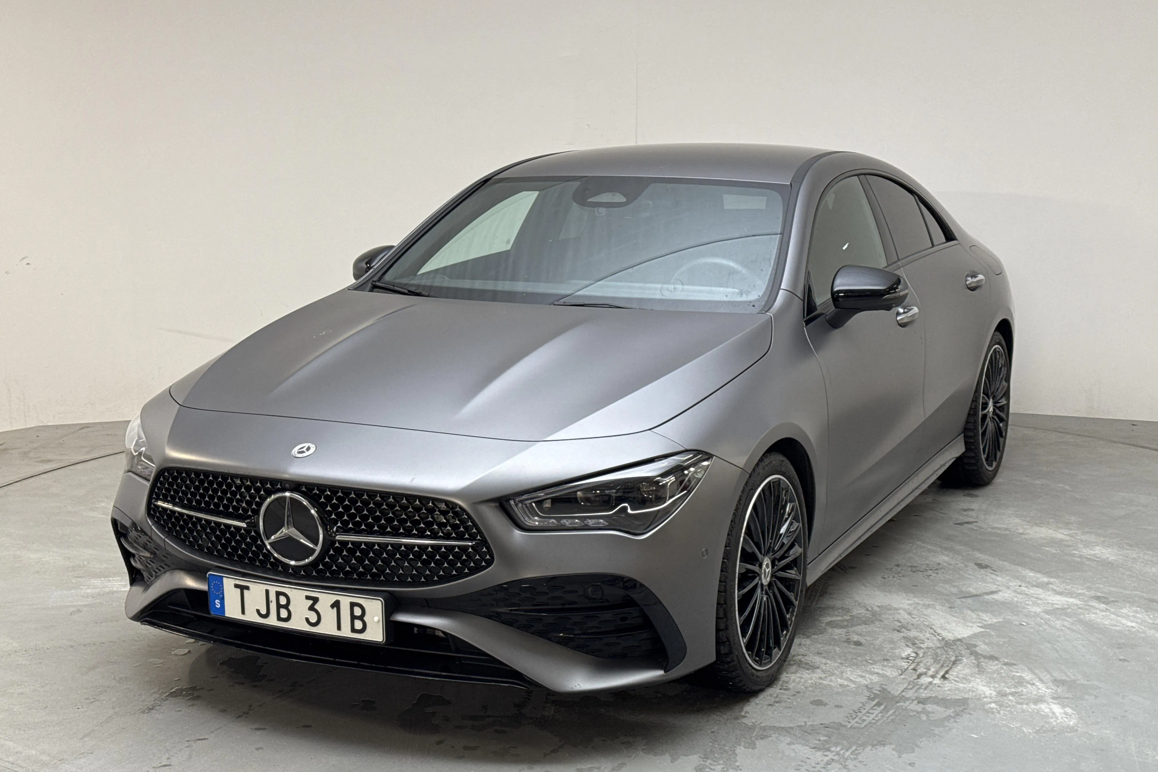 Presentationsfoto 1 av 14: Mercedes CLA 200 Coupé C118 (163hk) - 1 554 mil - Automat - grå - 2025