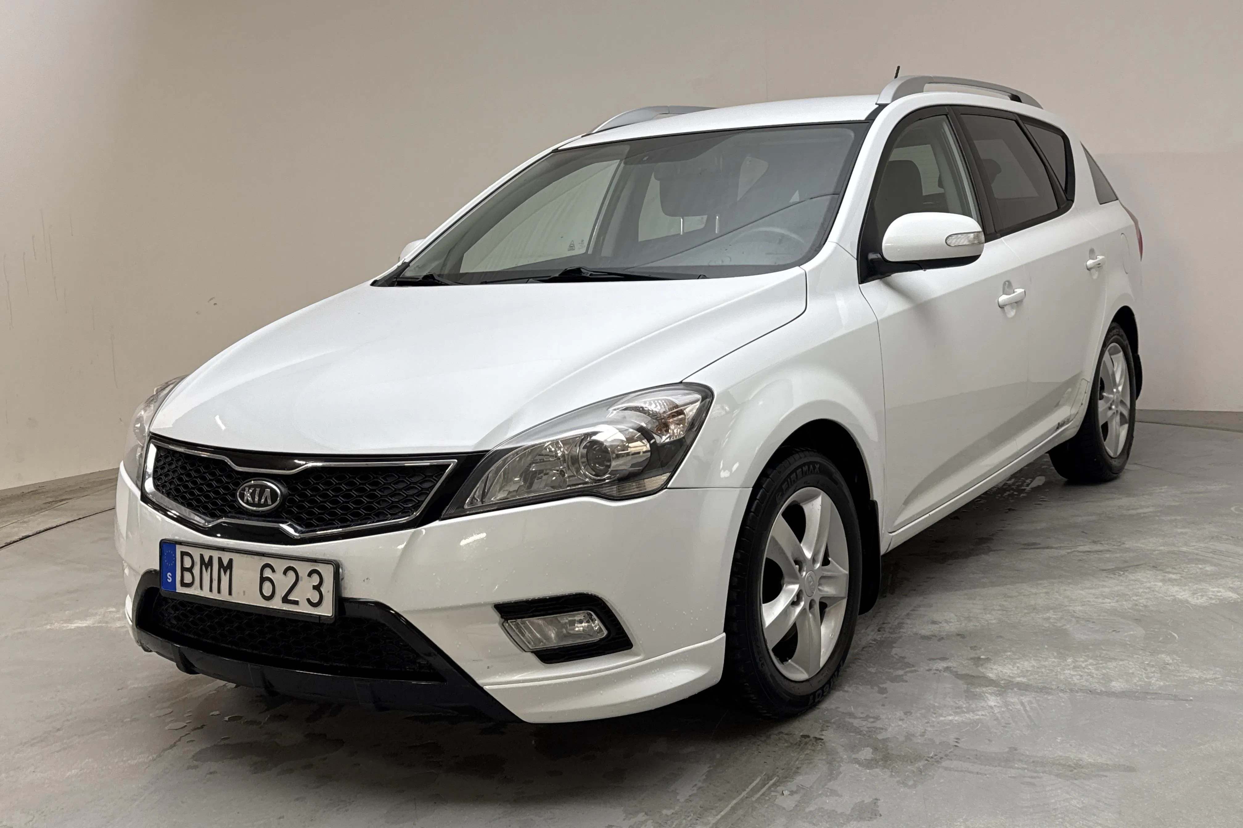 Presentationsfoto 1 av 12: KIA Cee'd 1.6 CRDi SW (128hk) - 18 422 mil - Manuell - vit - 2012
