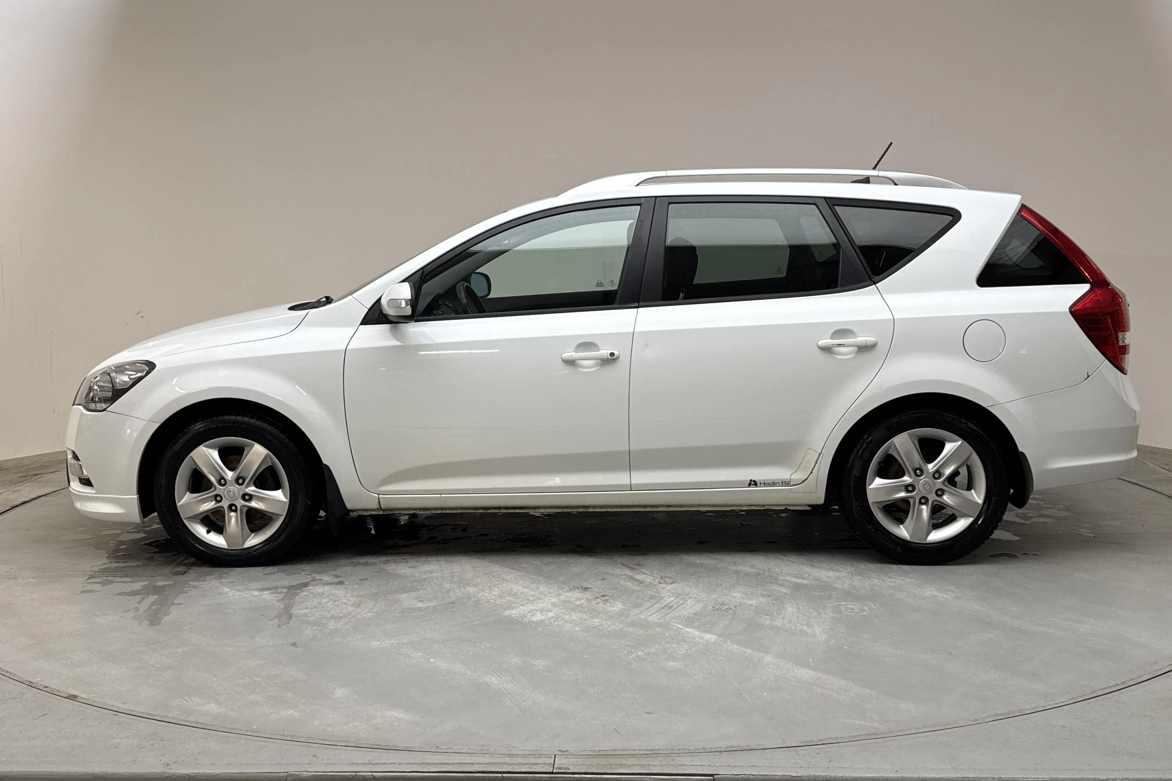 Presentationsfoto 2 av 12: KIA Cee'd 1.6 CRDi SW (128hk) - 18 422 mil - Manuell - vit - 2012