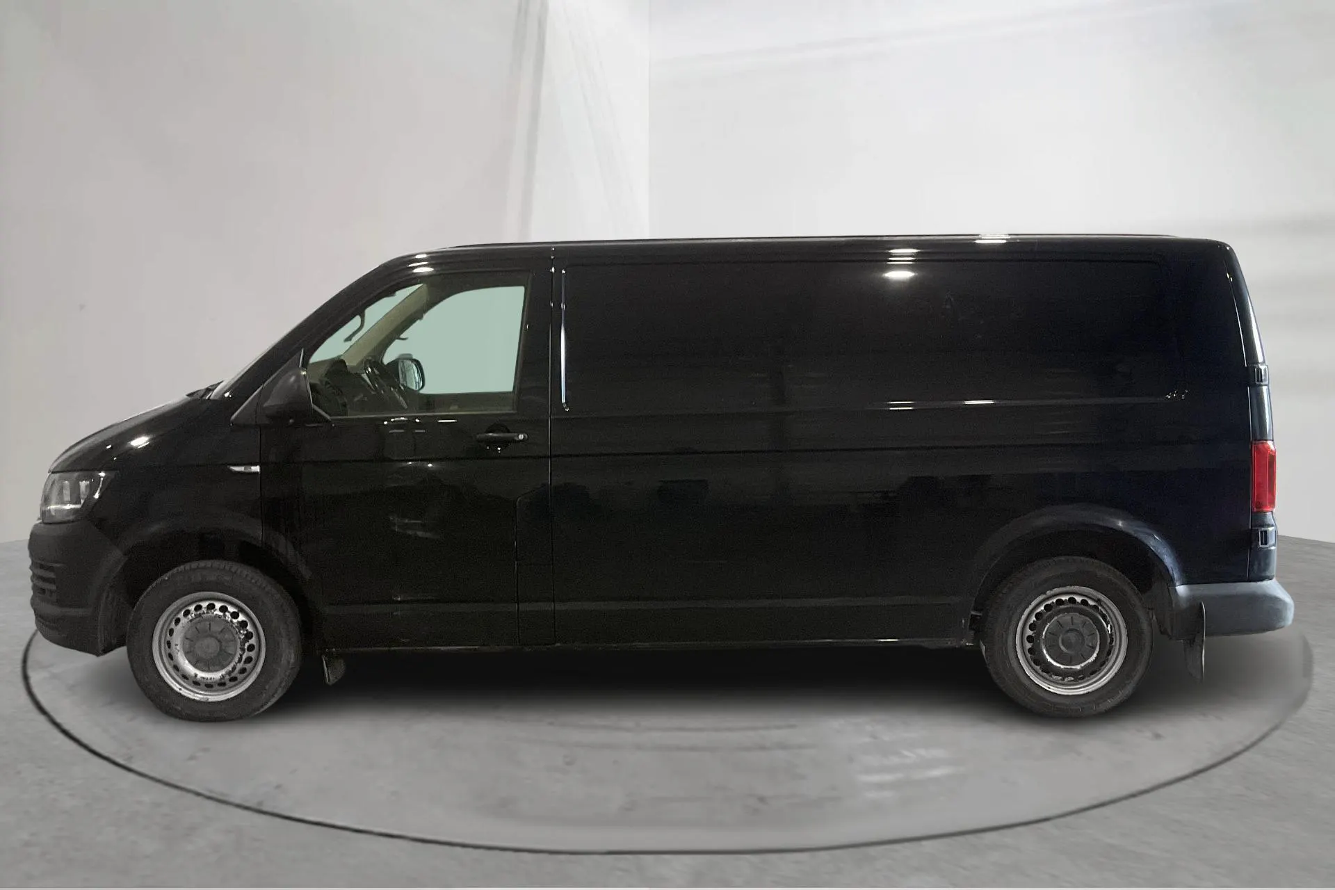 Presentationsfoto 2 av 13: VW Transporter T6 2.0 TDI BMT Skåp (150hk) - 17 419 mil - Automat - svart - 2019
