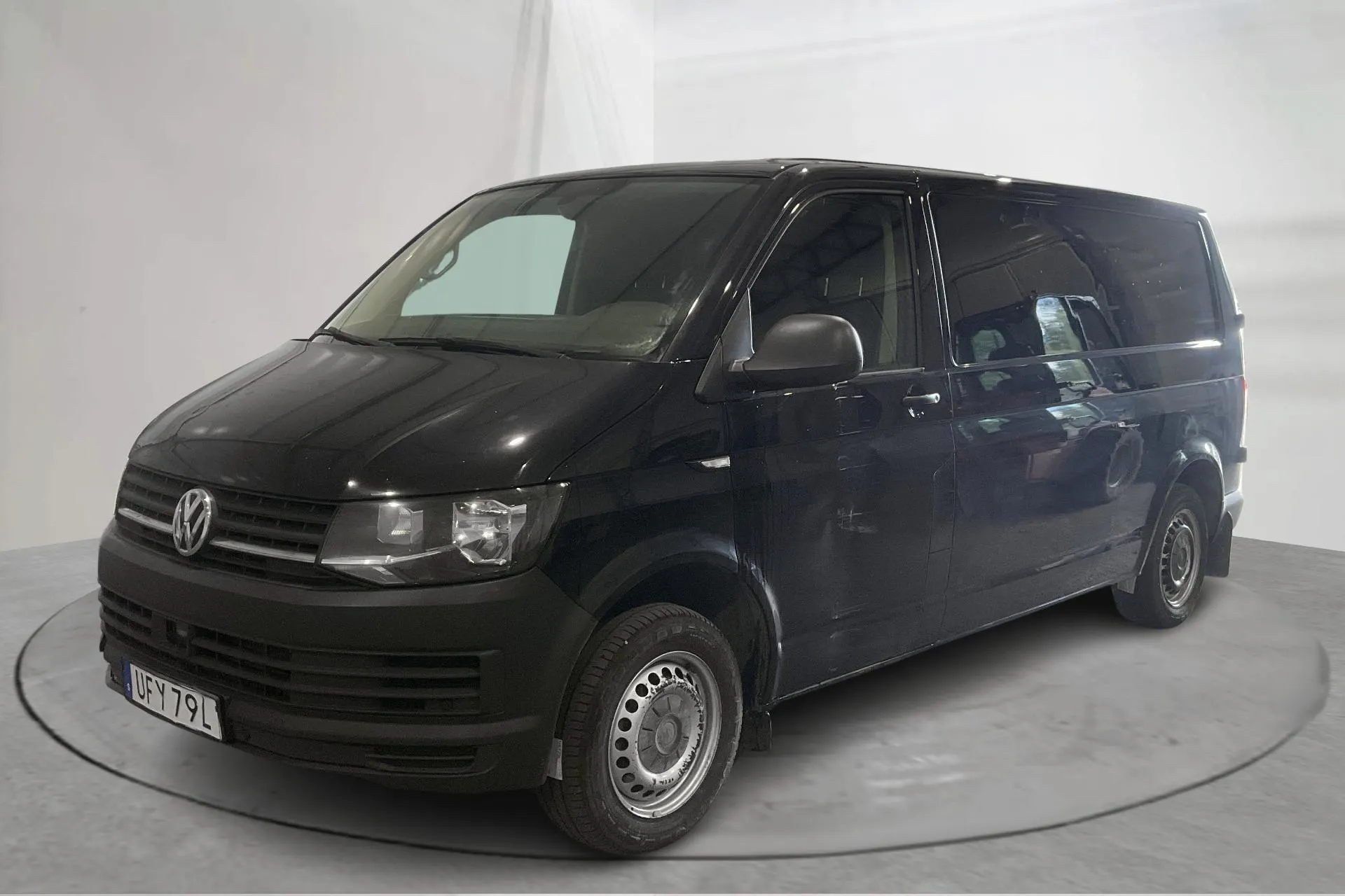 Presentationsfoto 1 av 13: VW Transporter T6 2.0 TDI BMT Skåp (150hk) - 17 419 mil - Automat - svart - 2019