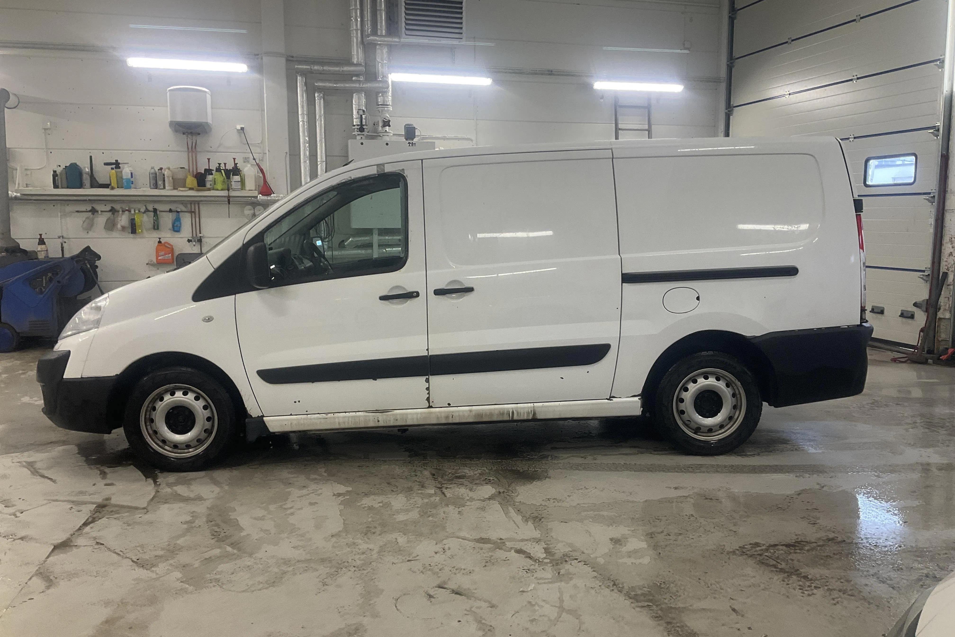 Presentationsfoto 2 av 16: Toyota PROACE 2.0 D-4D (128hk) - 20 013 mil - Manuell - vit - 2015