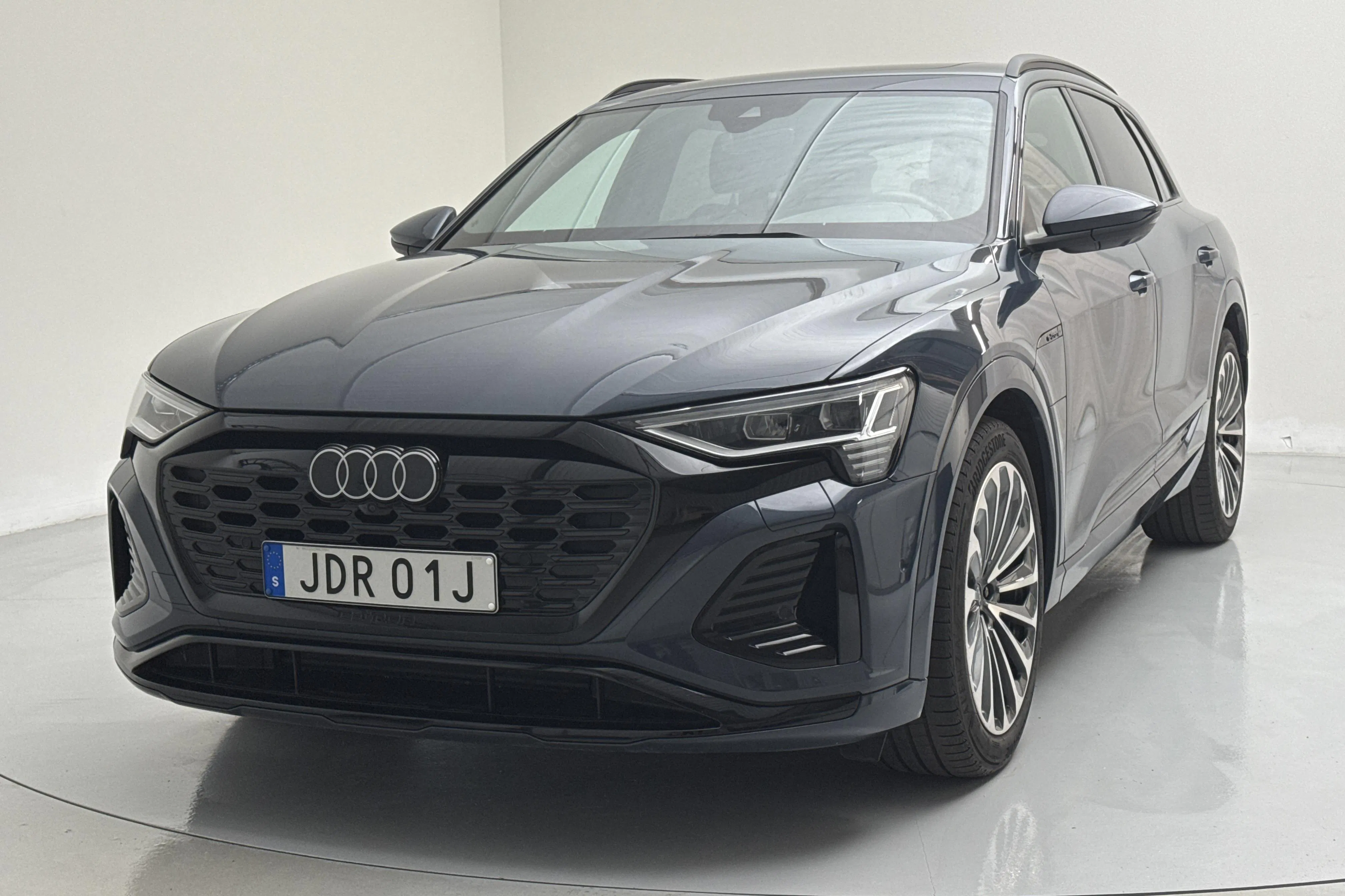 Presentationsfoto 1 av 21: Audi Q8 55 e-tron quattro (408hk) - 5 431 mil - Automat - blå - 2024