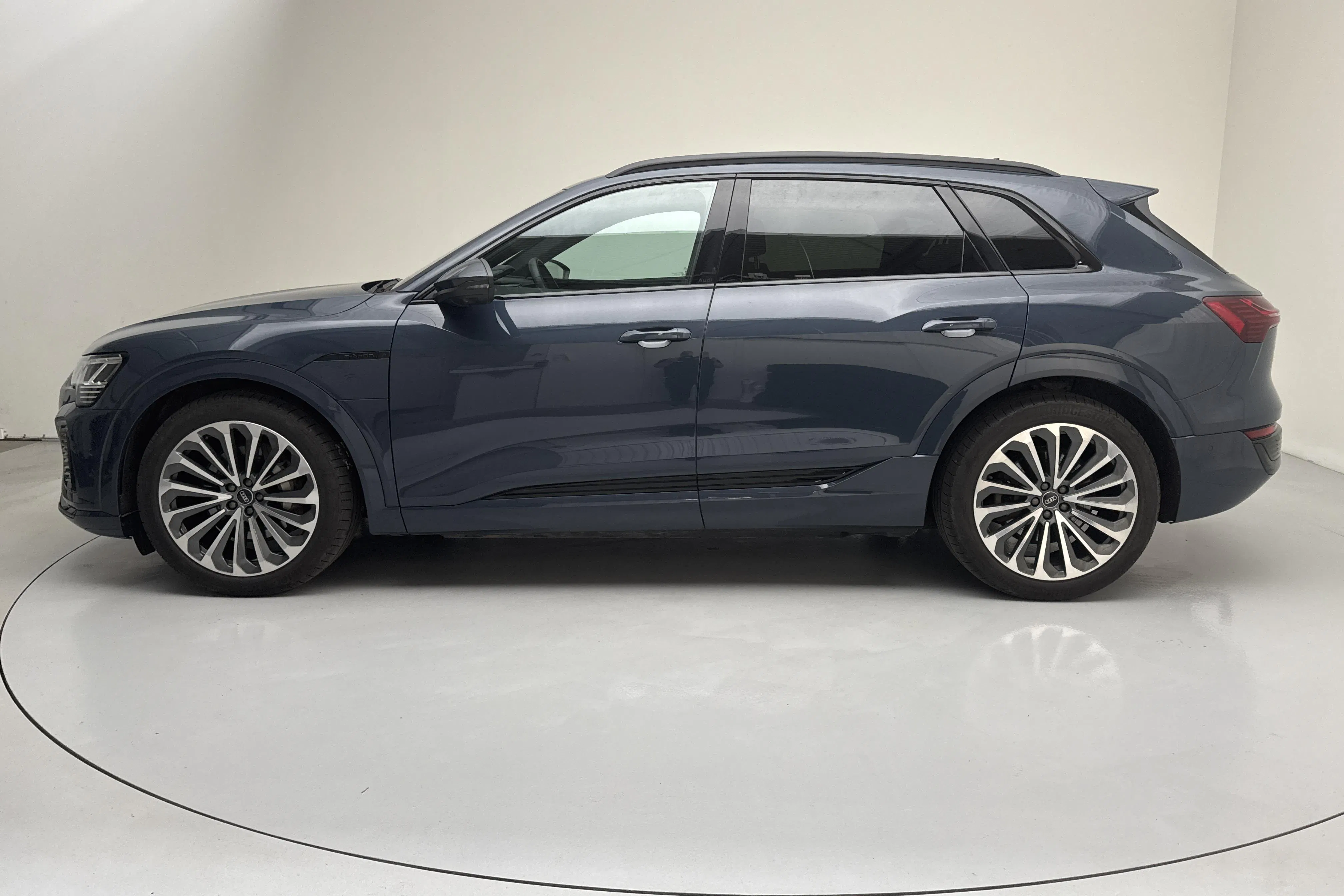 Presentationsfoto 2 av 21: Audi Q8 55 e-tron quattro (408hk) - 5 431 mil - Automat - blå - 2024