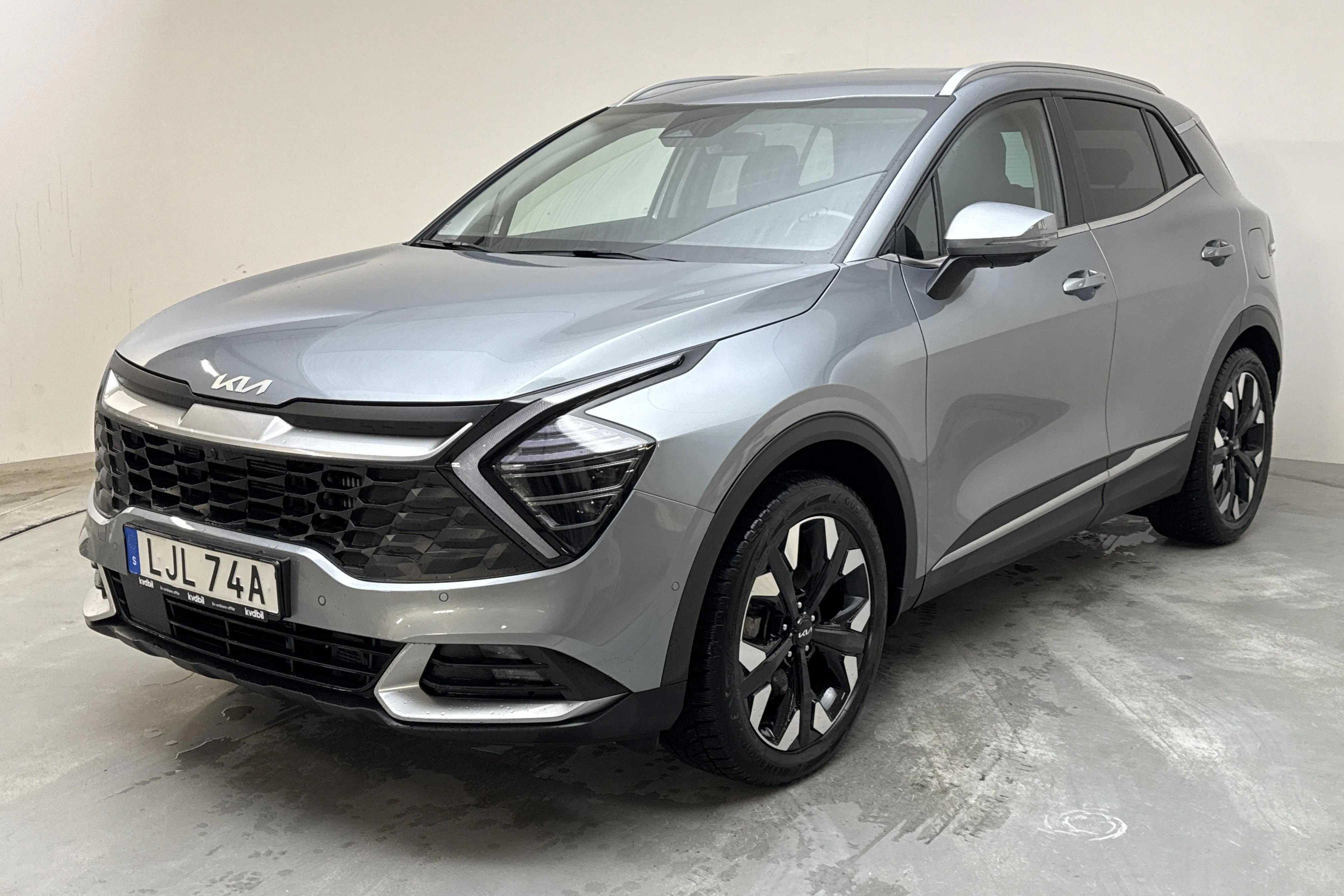 Presentationsfoto 1 av 19: KIA Sportage PHEV AWD (265hk) - 10 100 mil - Automat - grå - 2023
