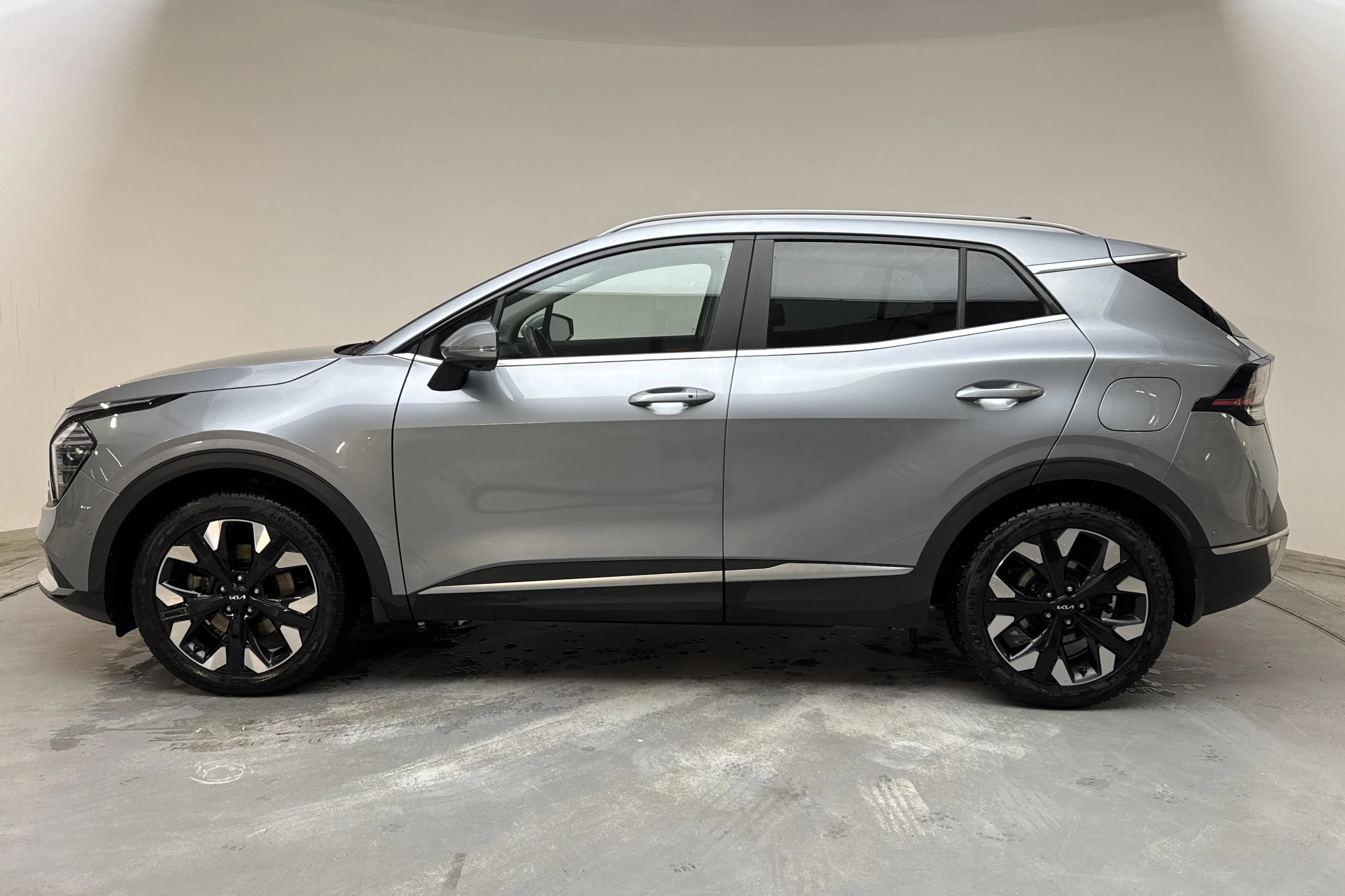 Presentationsfoto 2 av 19: KIA Sportage PHEV AWD (265hk) - 10 100 mil - Automat - grå - 2023