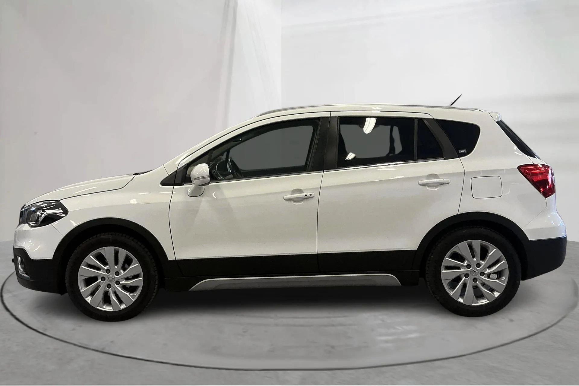 Presentationsfoto 2 av 16: Suzuki S-Cross 1.4 4x4 (140hk) - 14 864 mil - Automat - vit - 2019