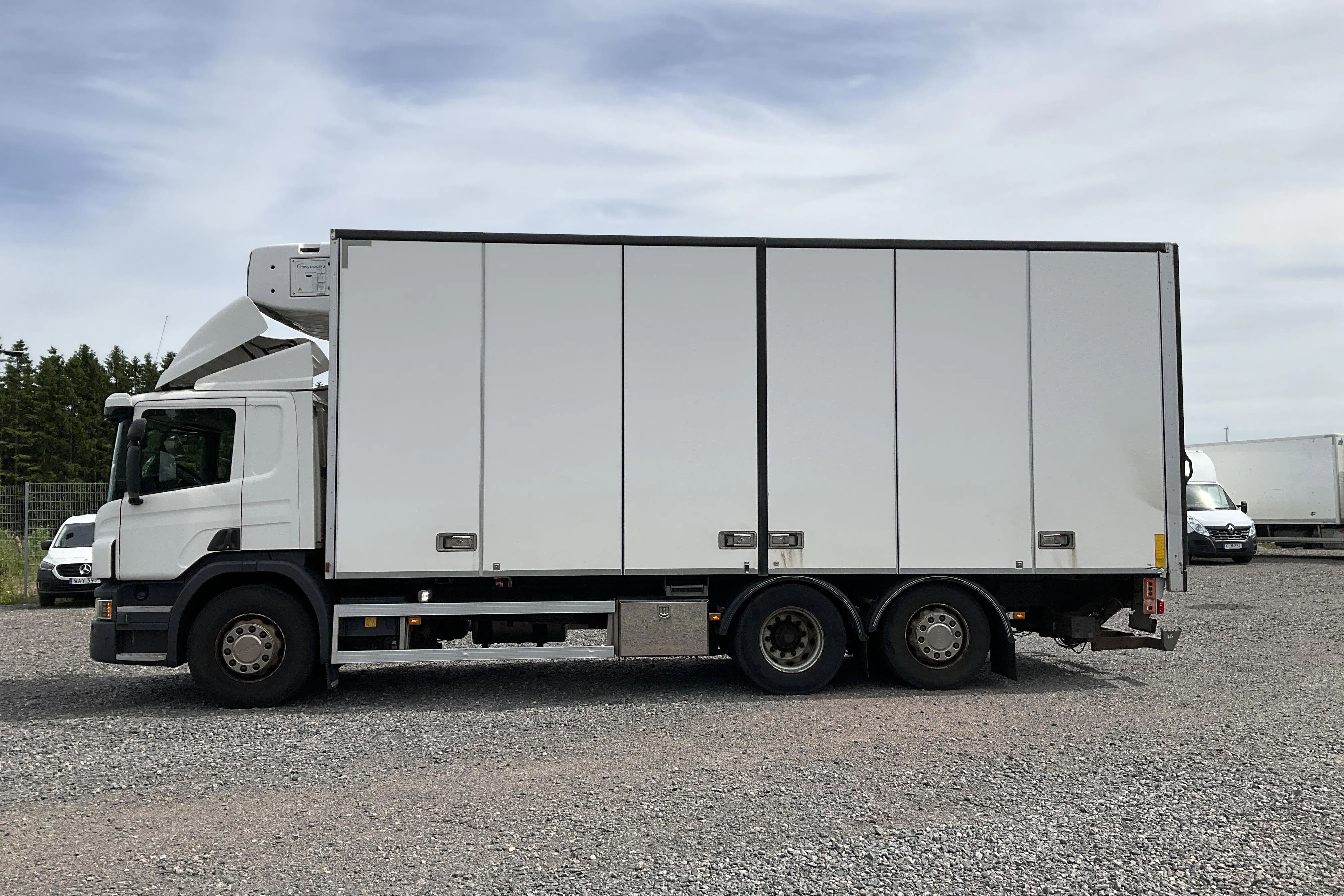 Presentationsfoto 2 av 50: SCANIA P370DB MNB - 88 040 km - Automat - vit - 2016