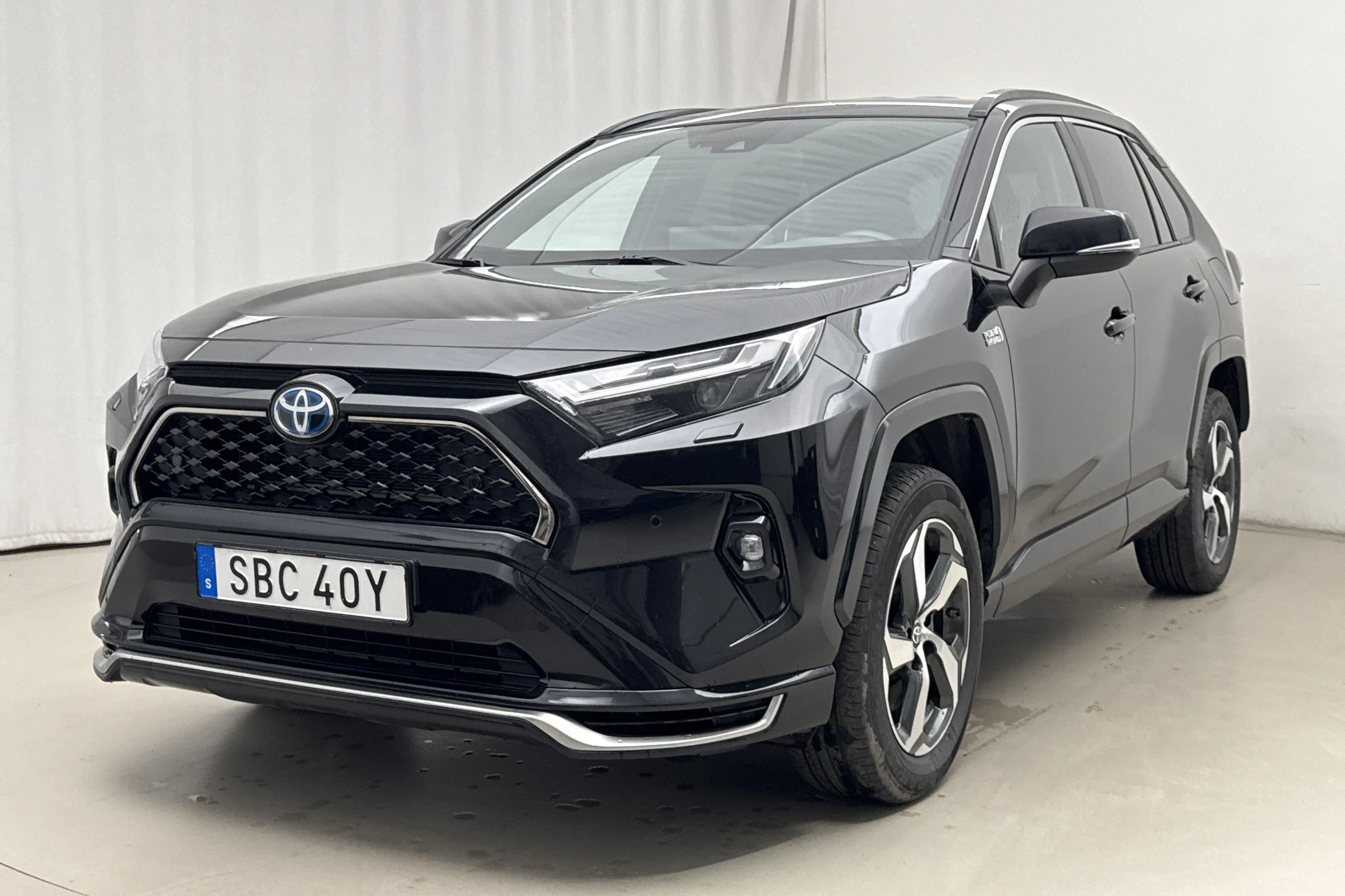 Presentationsfoto 1 av 18: Toyota RAV4 2.5 Plug-in Hybrid AWDi (306hk) - 10 536 mil - Automat - svart - 2023