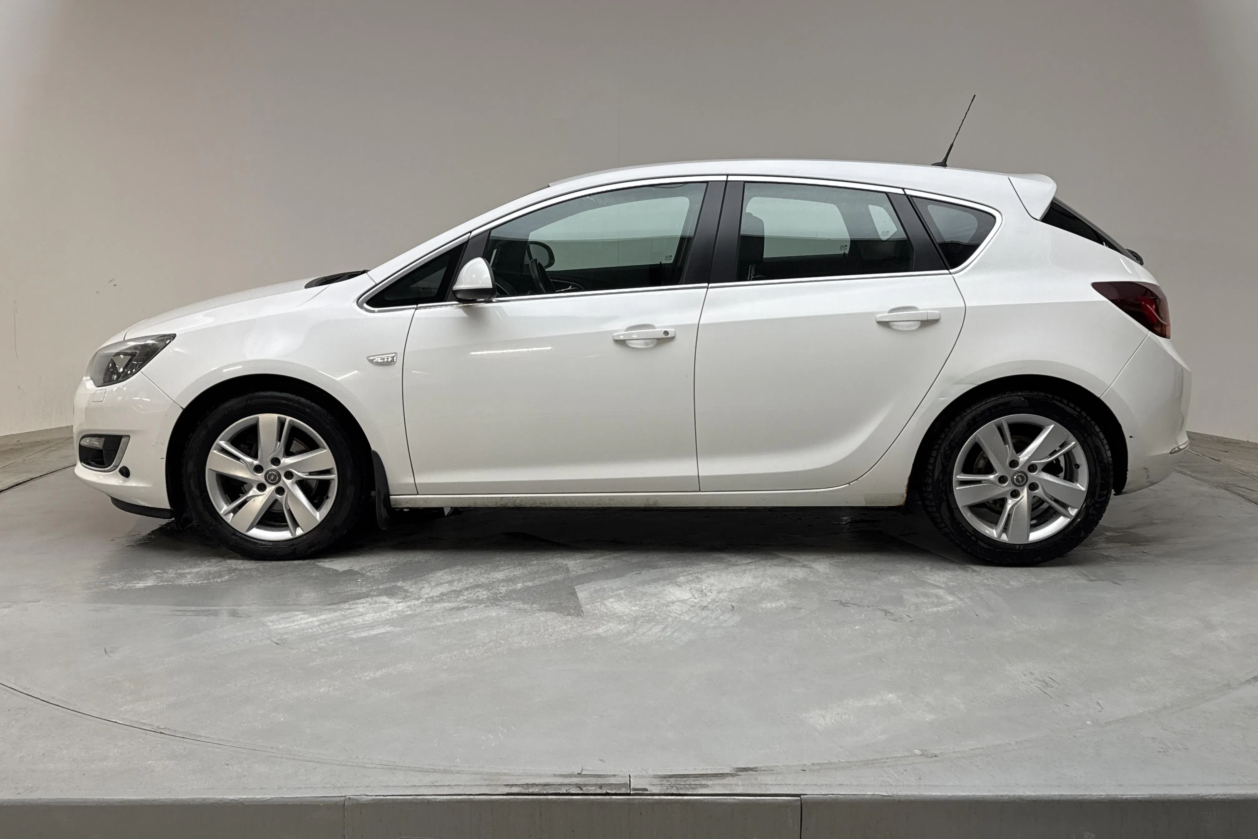 Presentationsfoto 2 av 13: Opel Astra 1.7 CDTI ecoFLEX 5dr (110hk) - 25 162 mil - Manuell - vit - 2013