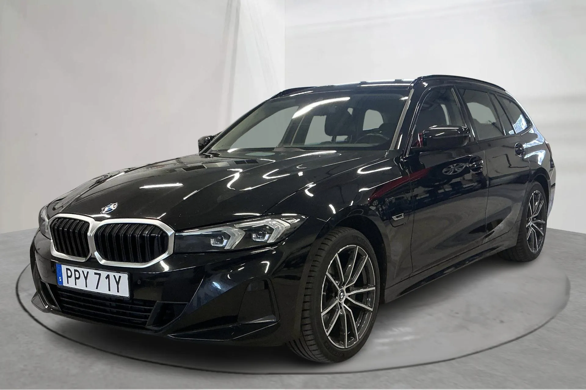Presentationsfoto 1 av 18: BMW 330e xDrive Touring LCI, G21 (292hk) - 9 086 mil - Automat - svart - 2023