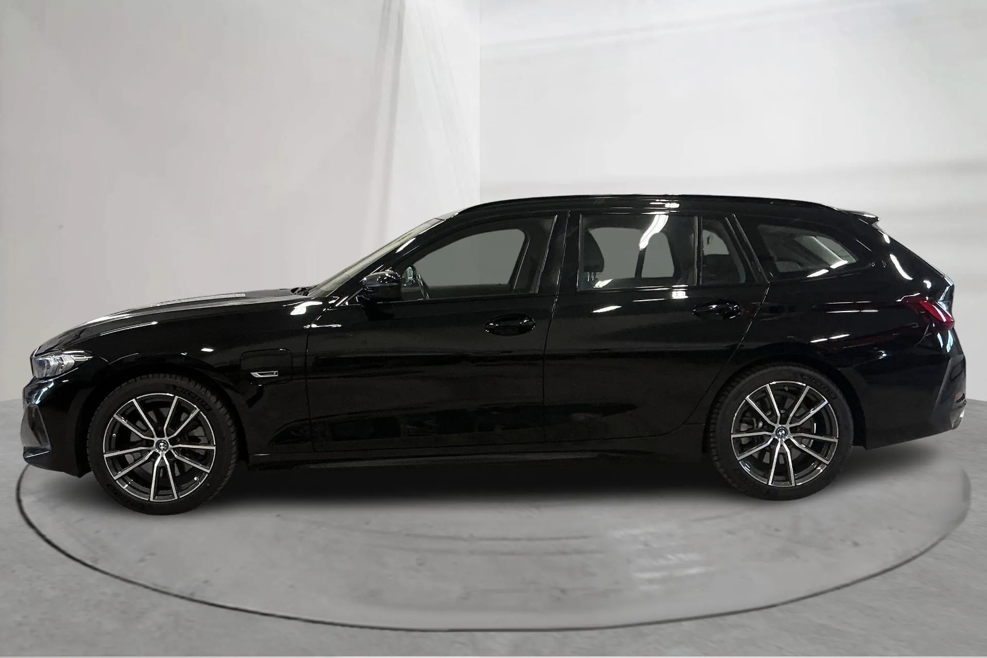 Presentationsfoto 2 av 18: BMW 330e xDrive Touring LCI, G21 (292hk) - 9 086 mil - Automat - svart - 2023