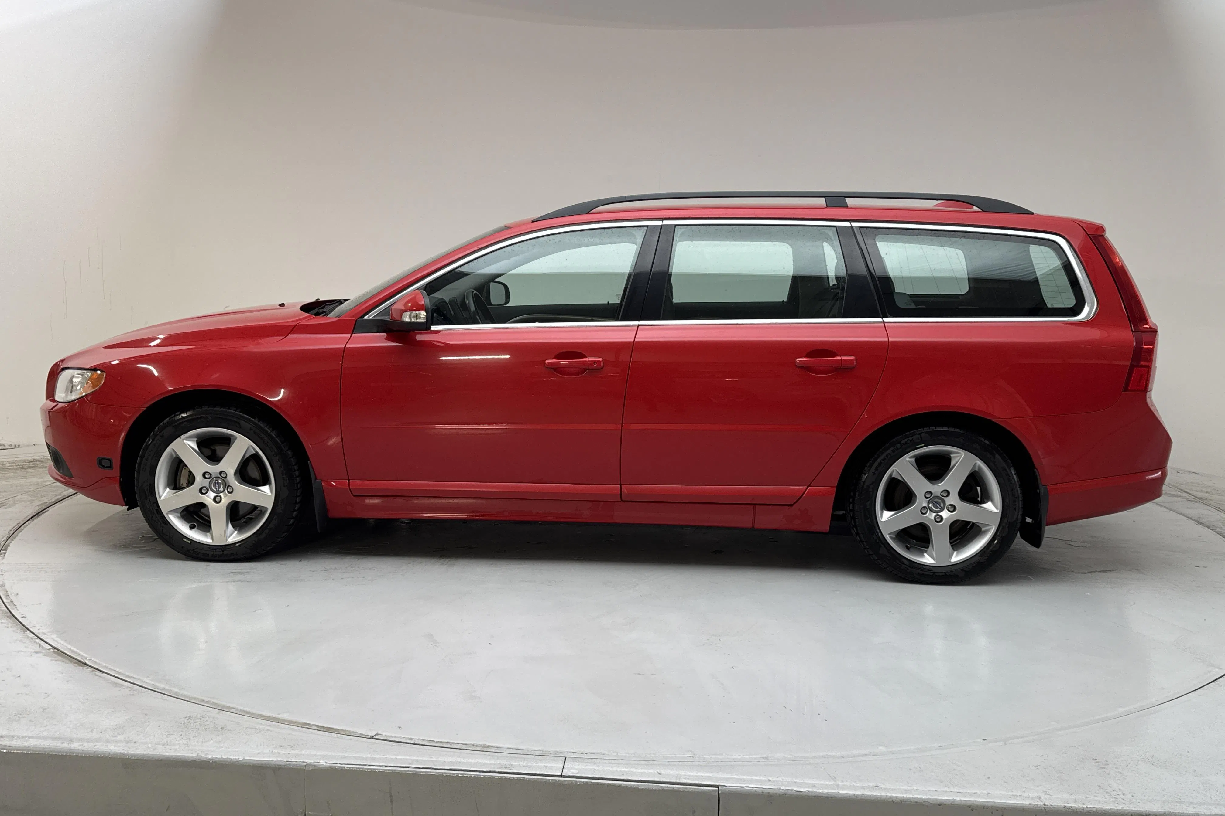Presentationsfoto 2 av 12: Volvo V70 II 2.5FT (231hk) - 18 195 mil - Manuell - röd - 2010