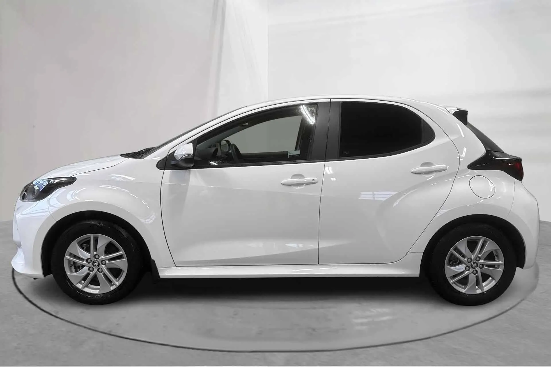 Presentationsfoto 2 av 12: Toyota Yaris 1.5 Hybrid 5dr (116hk) - 704 mil - Automat - vit - 2025