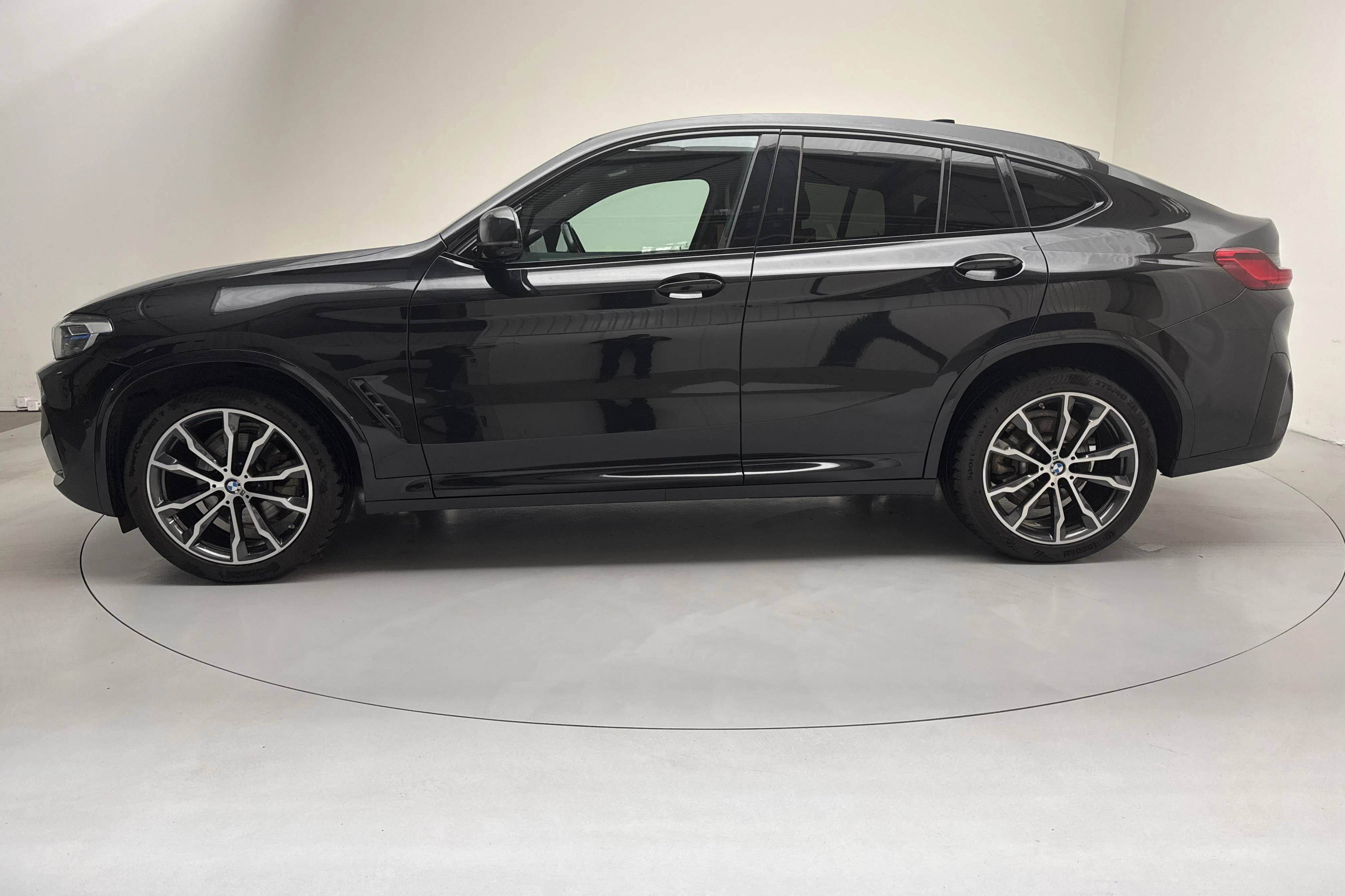 Presentationsfoto 2 av 18: BMW X4 xDrive20d, G02 LCI (190hk+11hk) - 11 060 mil - Automat - svart - 2023