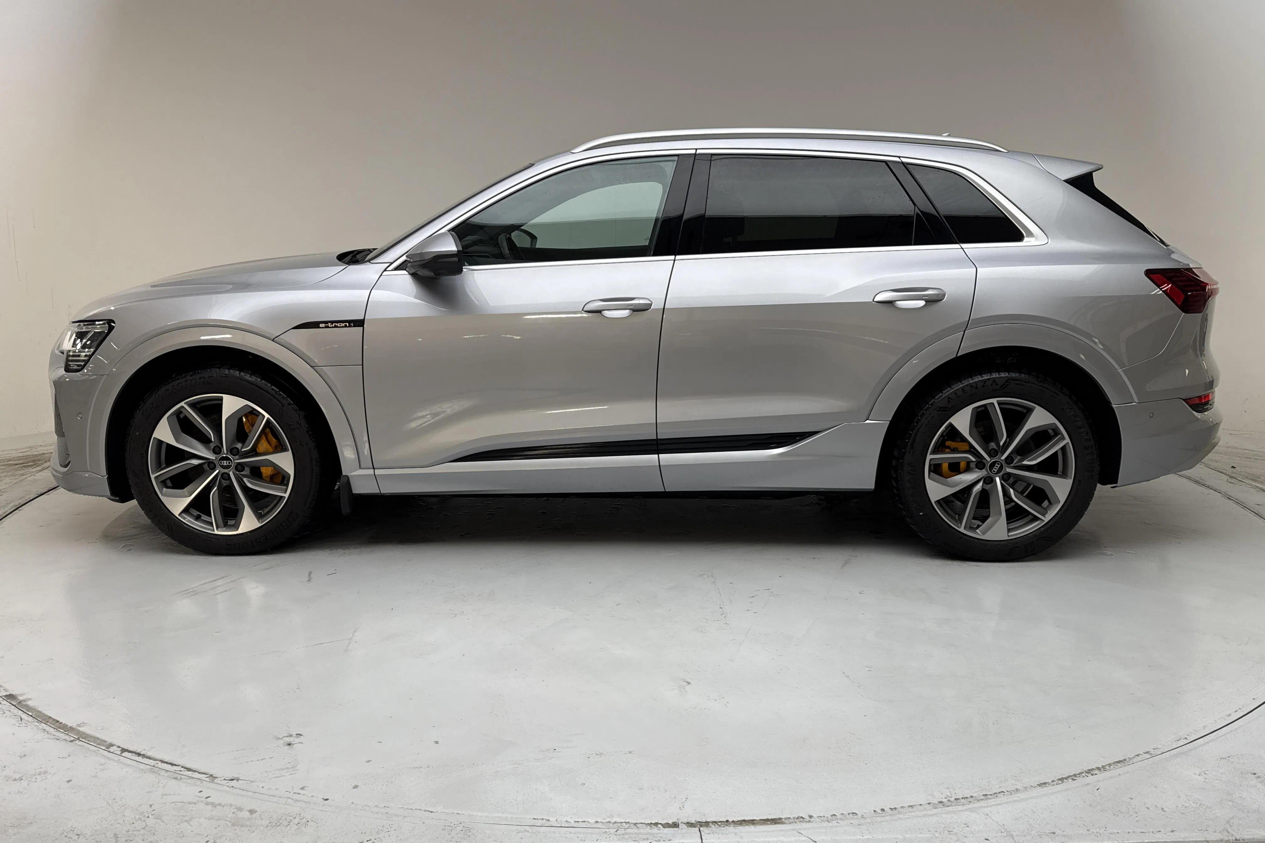 Presentation photo 2 of 20: Audi e-tron 55 quattro 95kWh (360hk) - 108 220 km - Automatic - silver - 2021