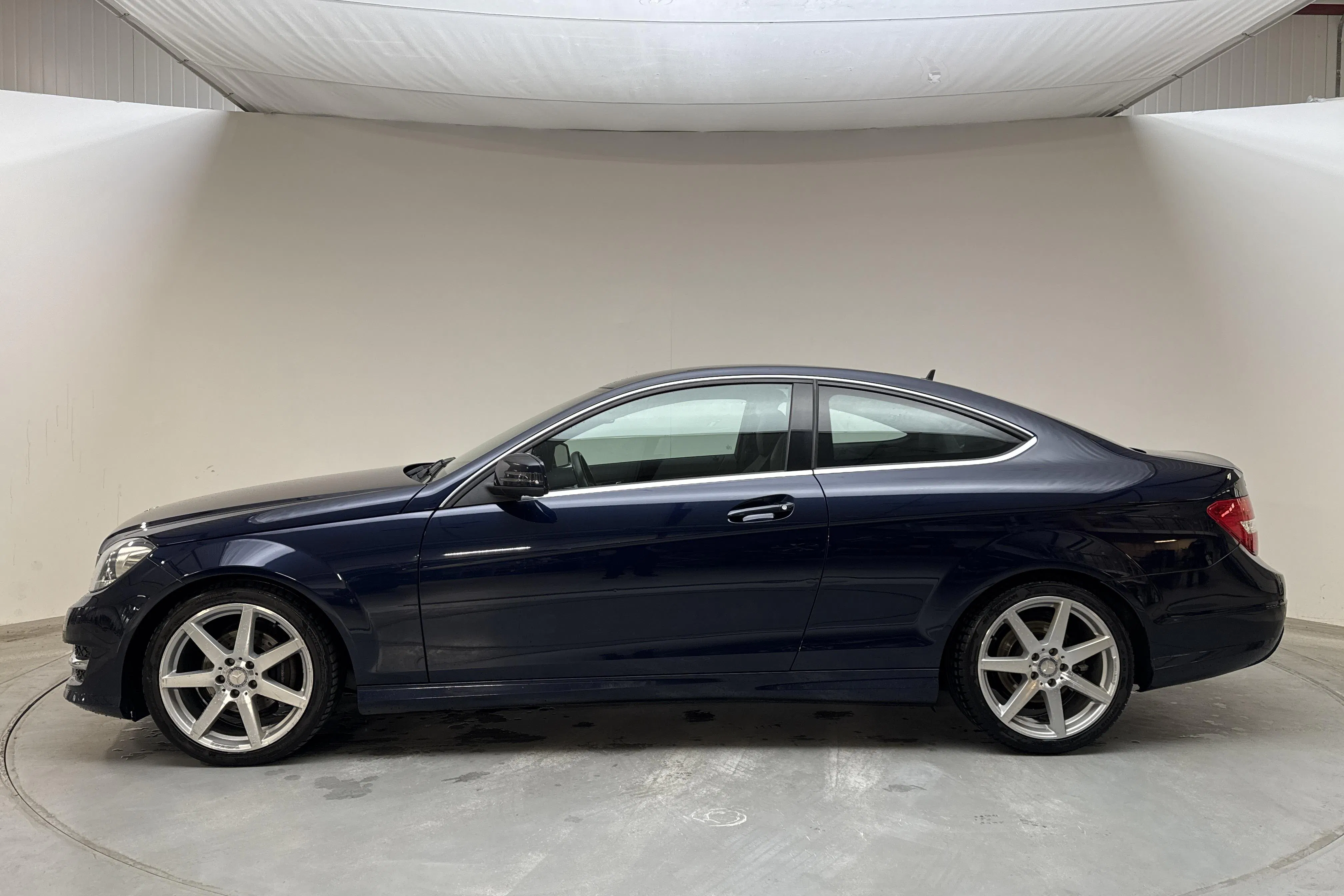 Presentationsfoto 2 av 13: Mercedes C 220 CDI Coupé C204 (170hk) - 15 590 mil - Automat - Dark Blue - 2013