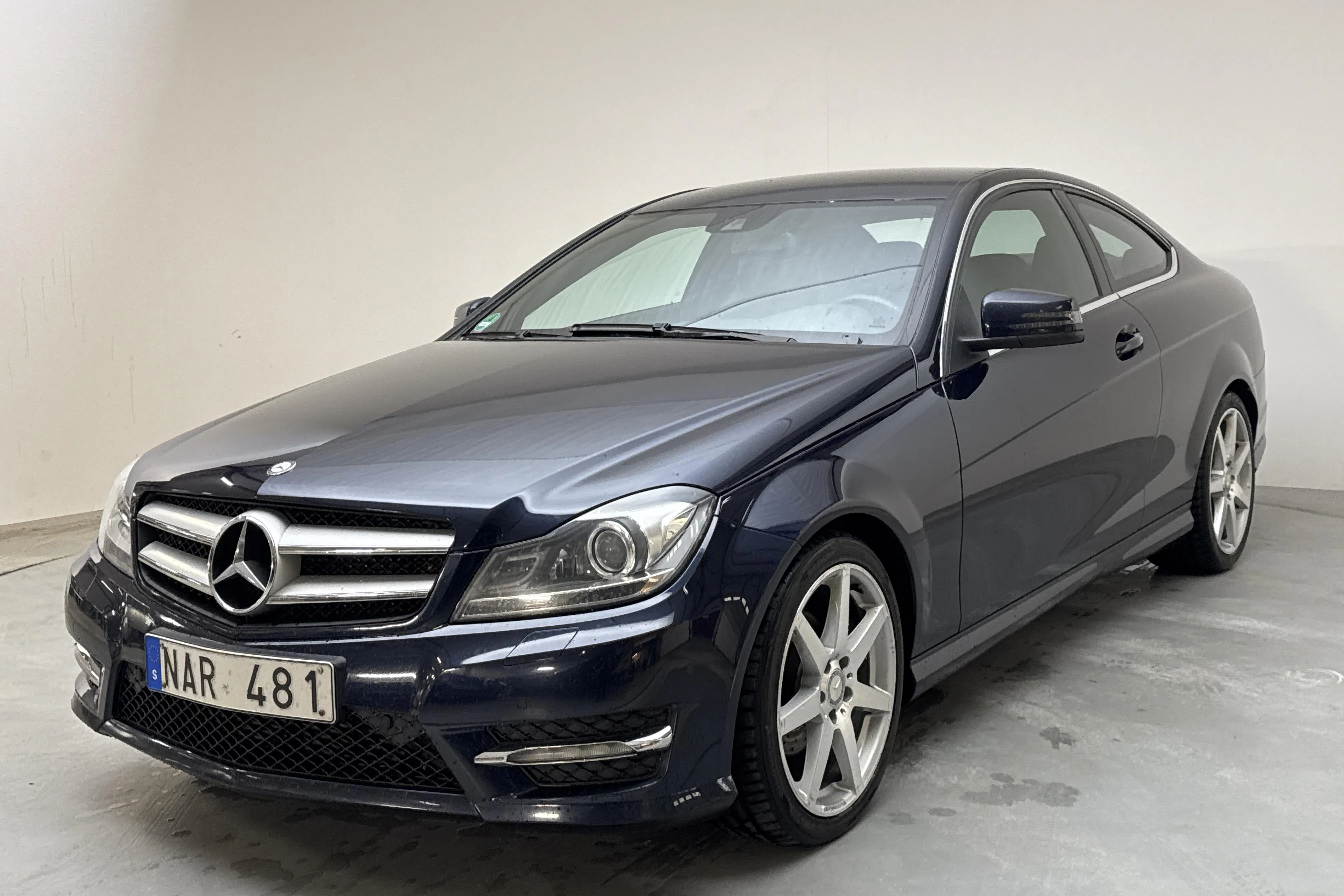 Presentationsfoto 1 av 13: Mercedes C 220 CDI Coupé C204 (170hk) - 15 590 mil - Automat - Dark Blue - 2013
