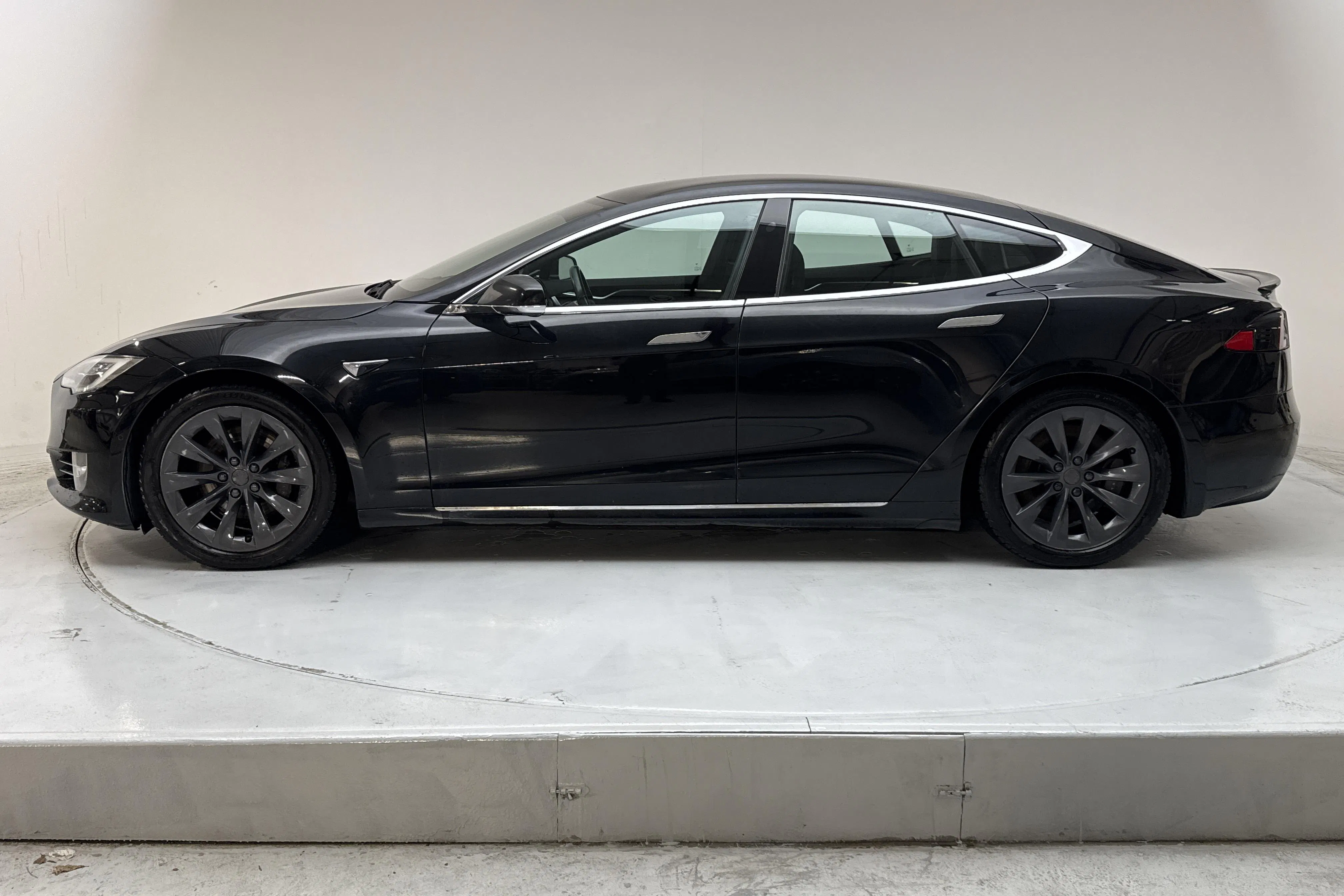 Presentationsfoto 2 av 16: Tesla Model S 75D - 25 117 mil - Automat - svart - 2018