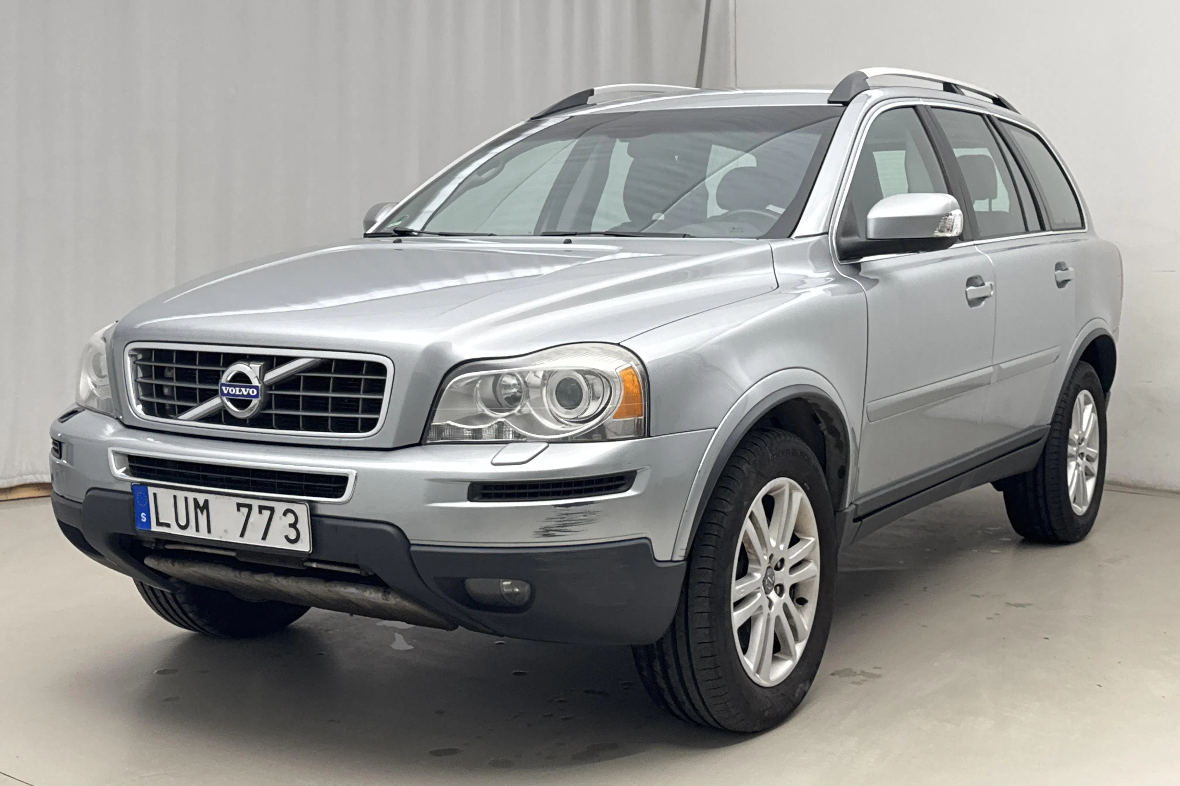 Presentationsfoto 1 av 21: Volvo XC90 D3 2WD (163hk) - 22 385 mil - Automat - silver - 2012