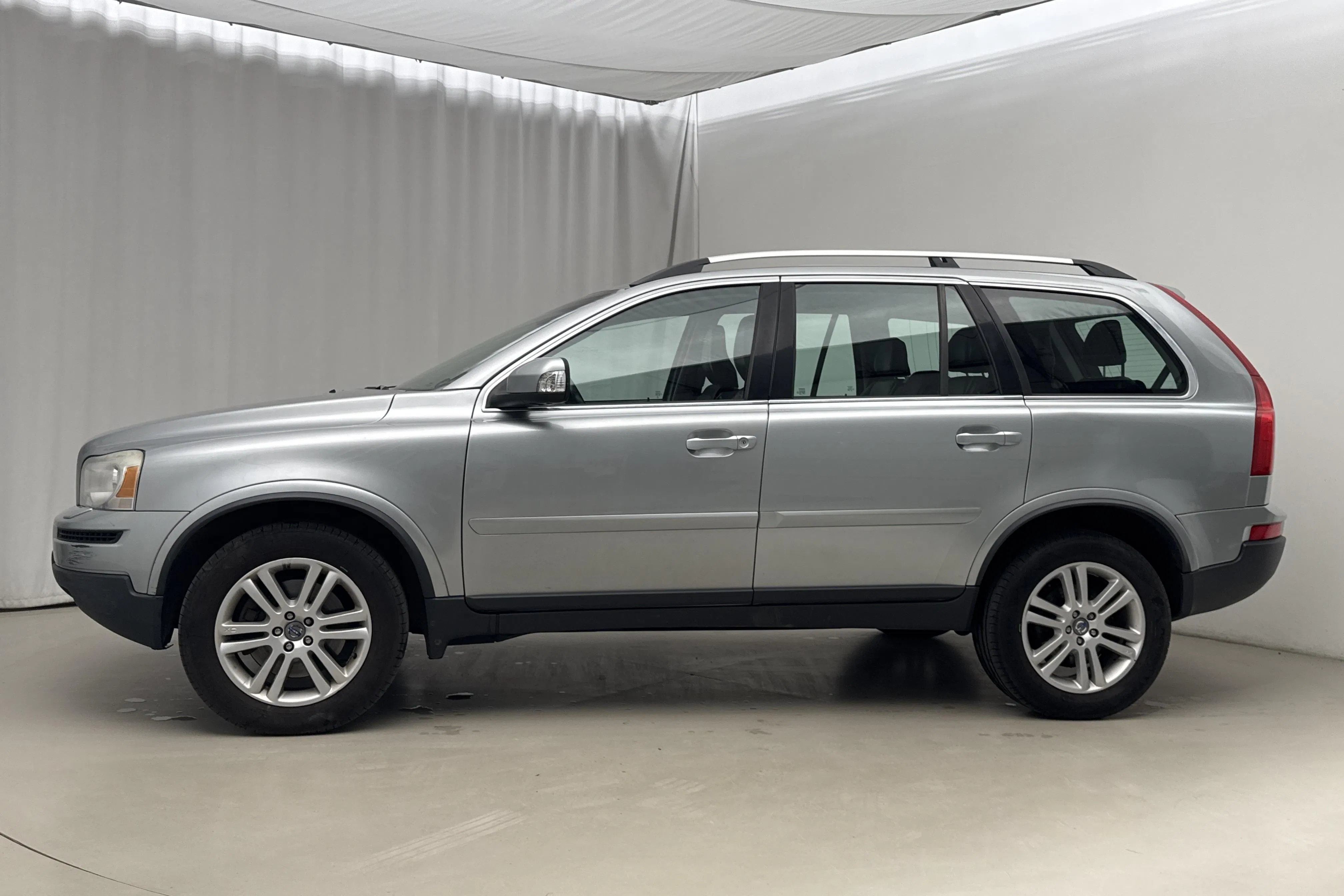 Presentationsfoto 2 av 21: Volvo XC90 D3 2WD (163hk) - 22 385 mil - Automat - silver - 2012