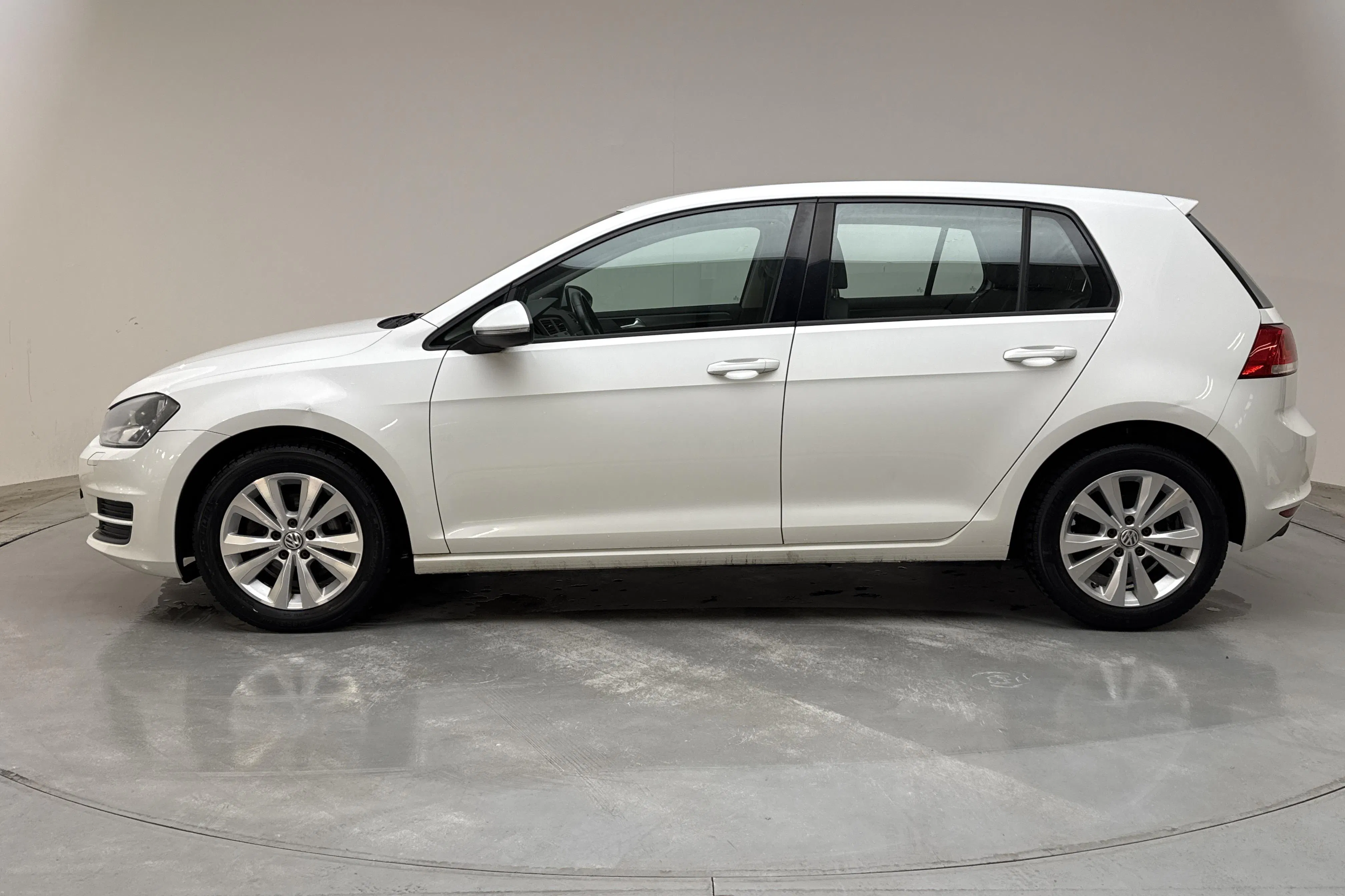 Presentationsfoto 2 av 12: VW Golf VII 1.2 TSI 5dr (105hk) - 16 239 mil - Manuell - vit - 2013