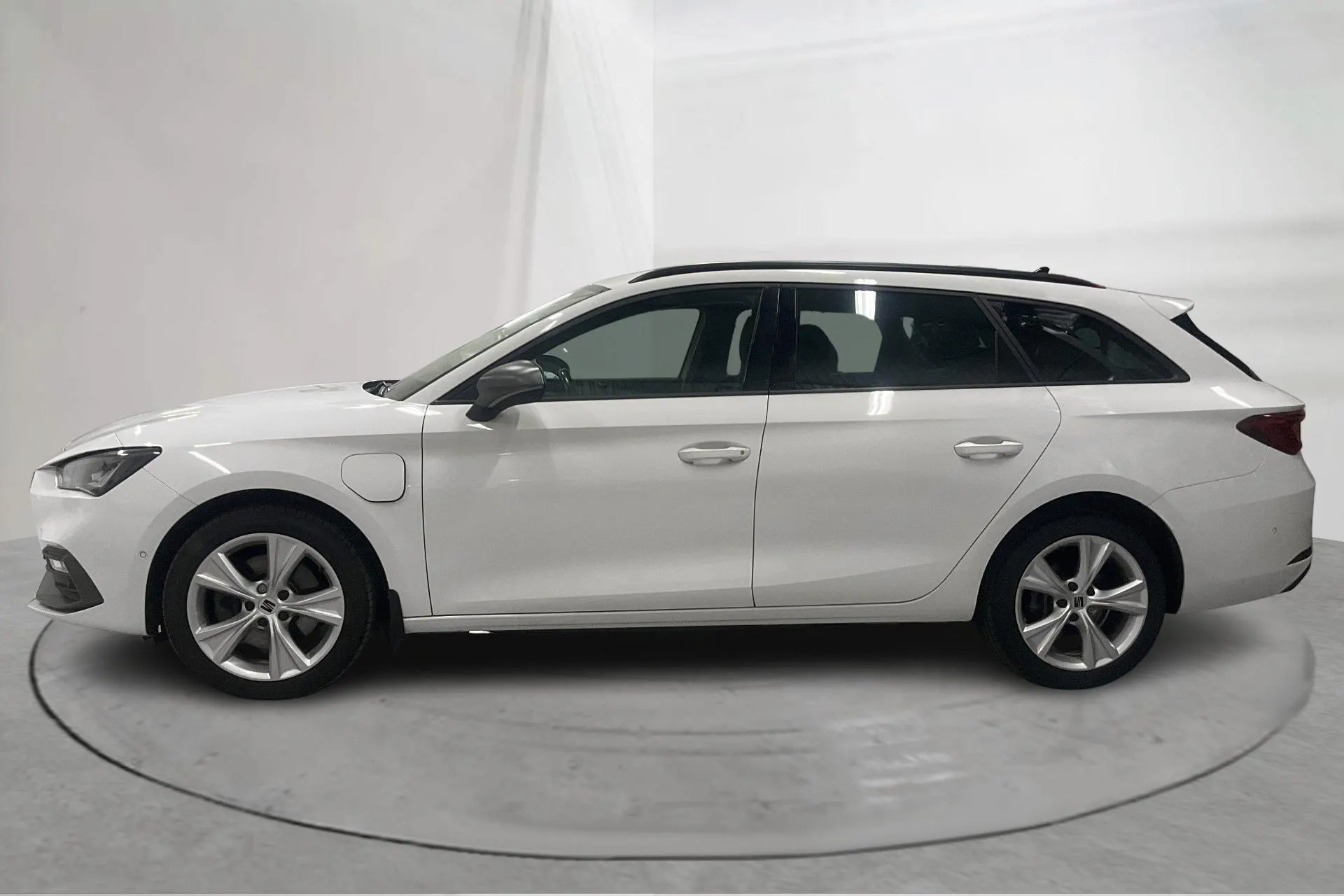 Presentationsfoto 2 av 20: Seat Leon 1.4 e-Hybrid Plug-in Sportstourer (204hk) - 14 207 mil - Automat - vit - 2022