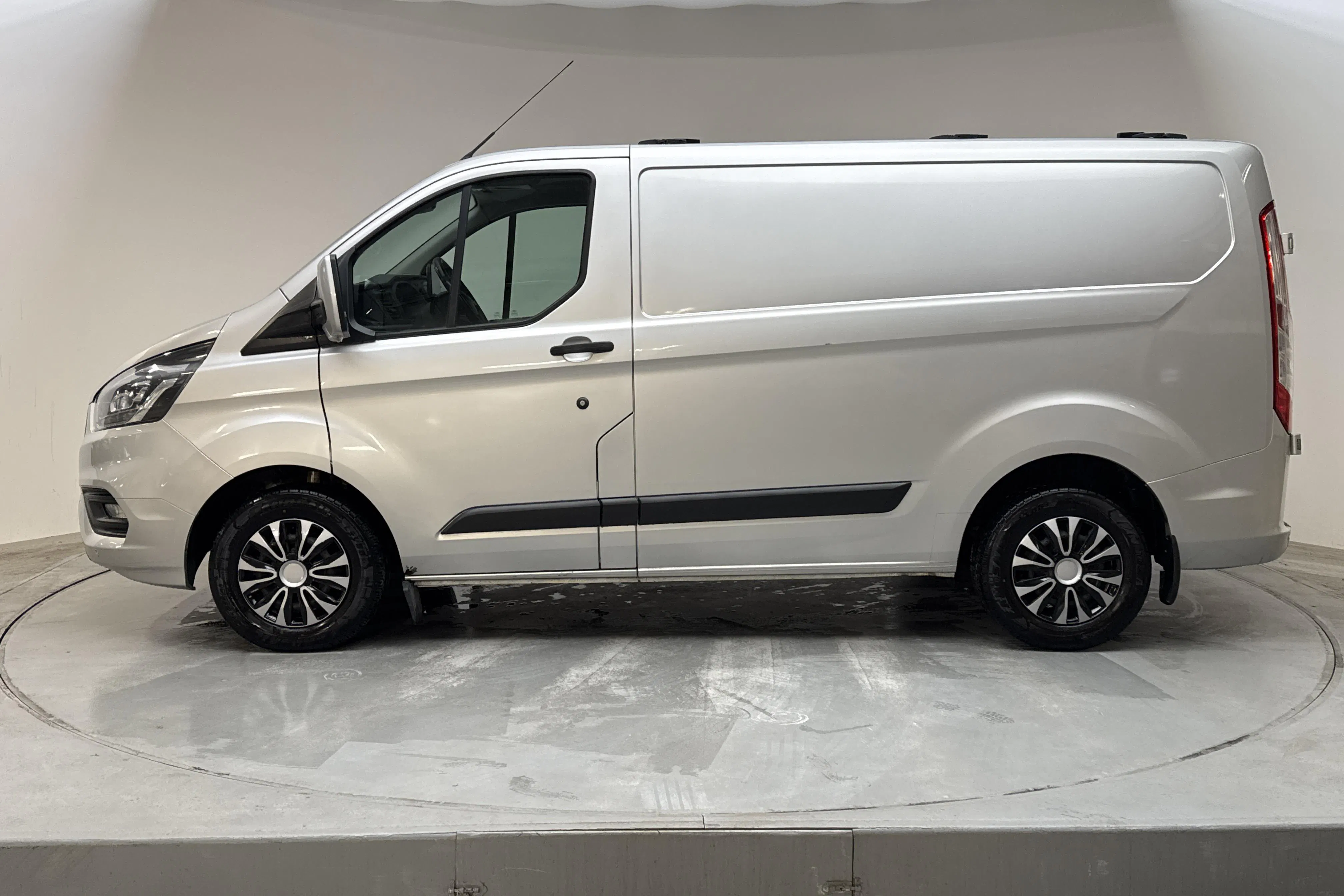 Presentationsfoto 2 av 14: Ford Transit Custom 300 (130hk) - 20 411 mil - Manuell - grå - 2019