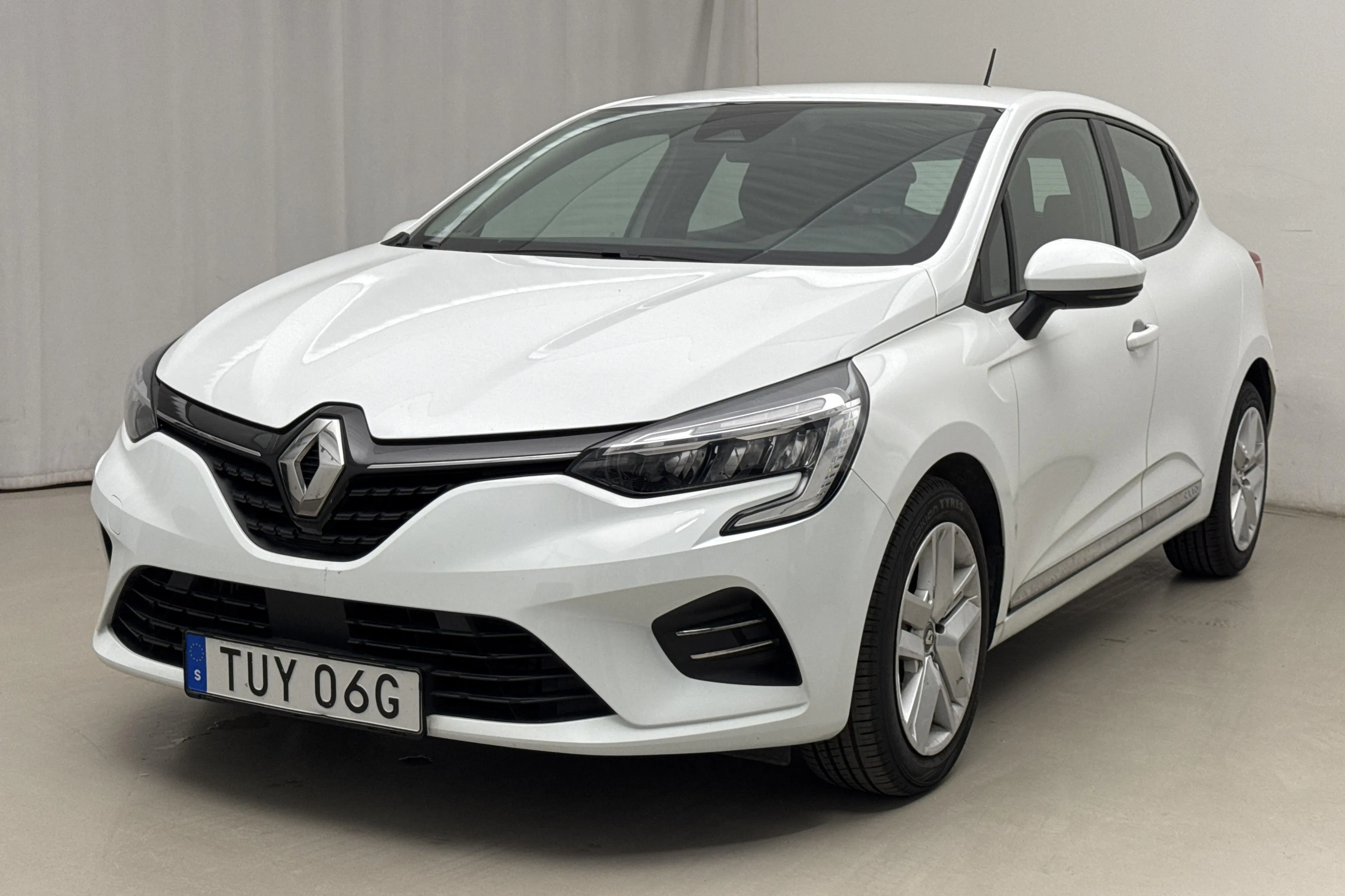 Presentationsfoto 1 av 15: Renault Clio V 1.0 TCe 5dr (90hk) - 5 738 mil - Manuell - vit - 2021