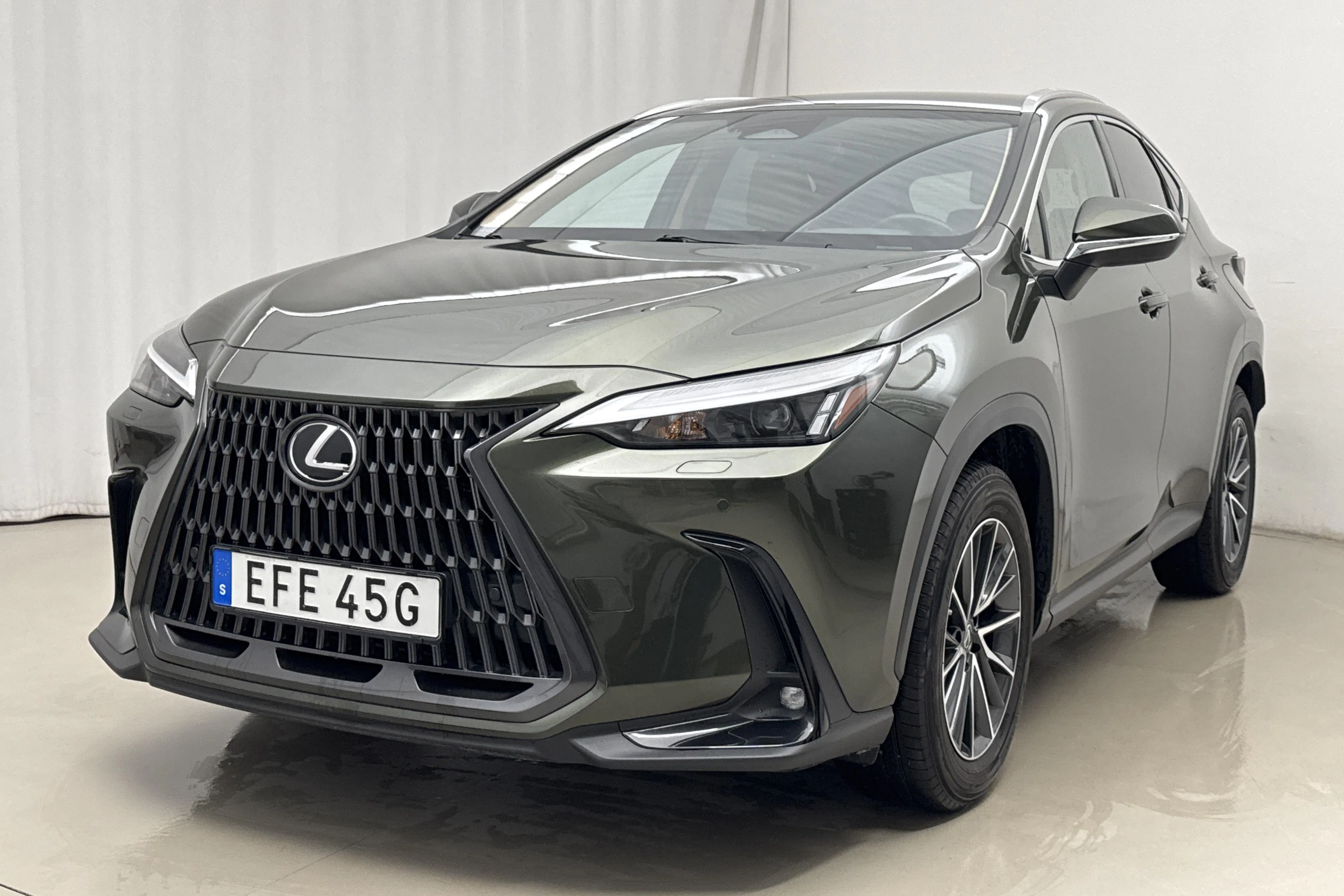 Presentationsfoto 1 av 22: Lexus NX 450h+ AWD (309hk) - 5 999 mil - Automat - grön - 2023