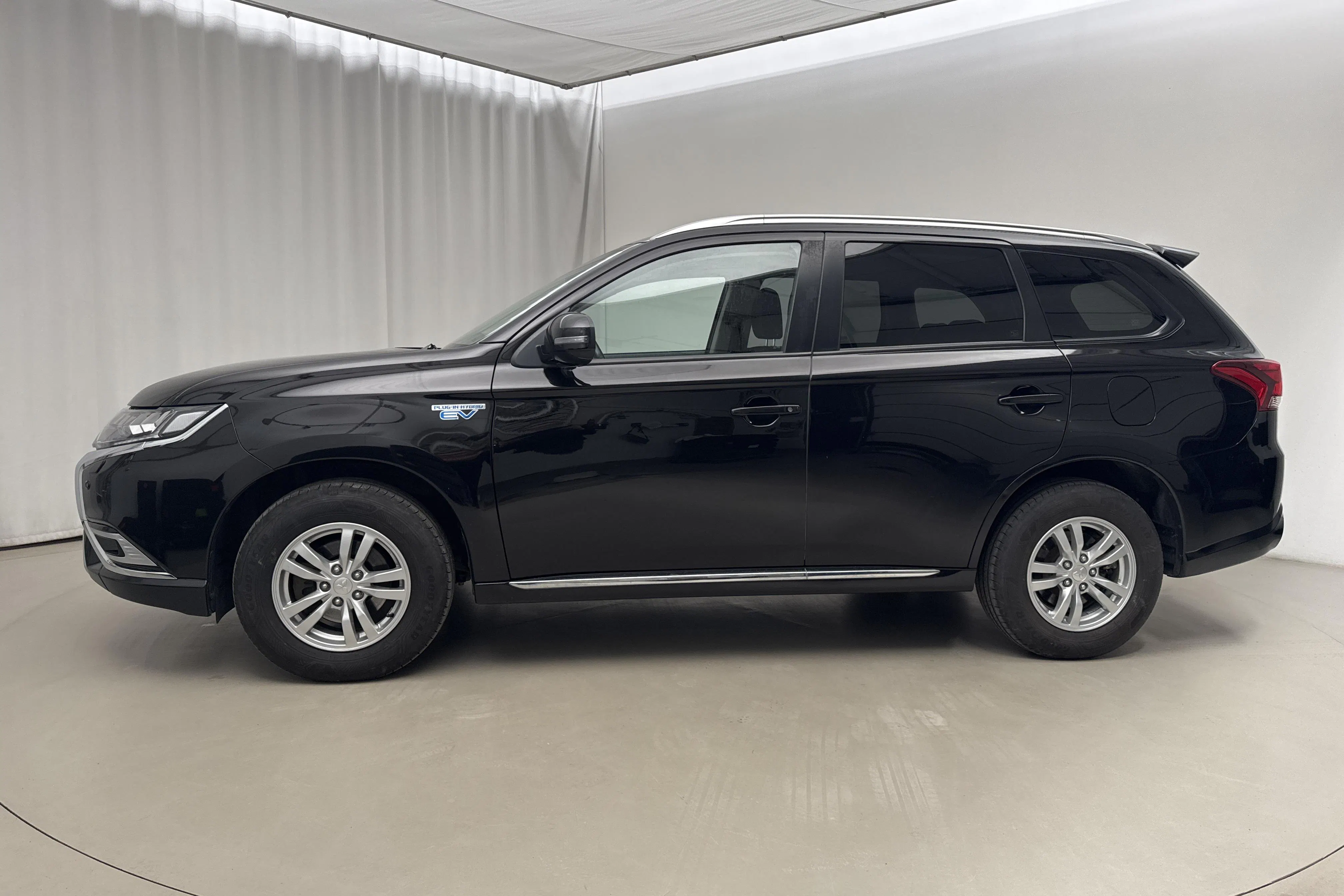 Presentationsfoto 2 av 20: Mitsubishi Outlander 2.4 Plug-in Hybrid 4WD (136hk) - 12 541 mil - Automat - svart - 2020