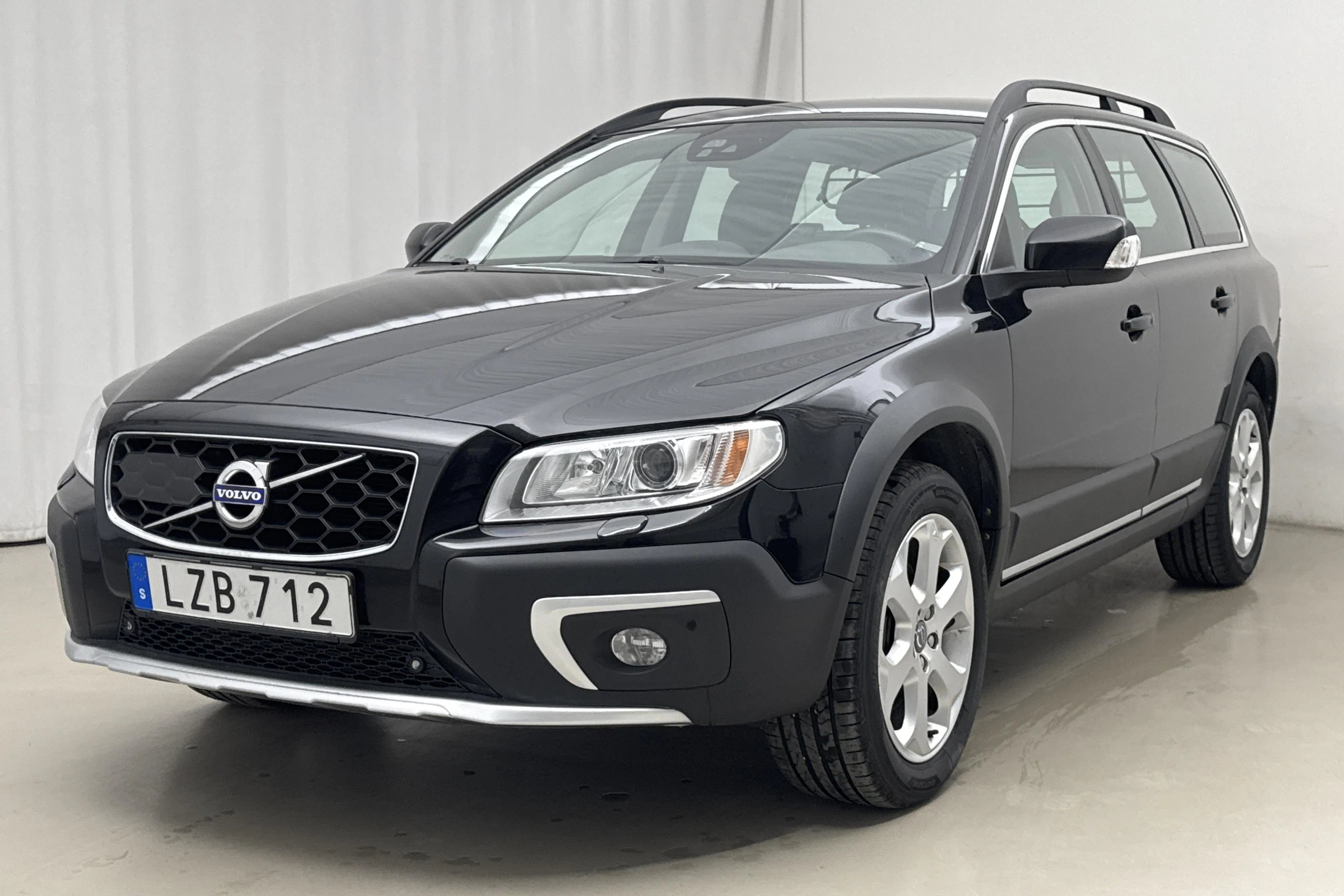 Presentationsfoto 1 av 18: Volvo XC70 II D4 AWD (181hk) - 19 191 mil - Automat - svart - 2016