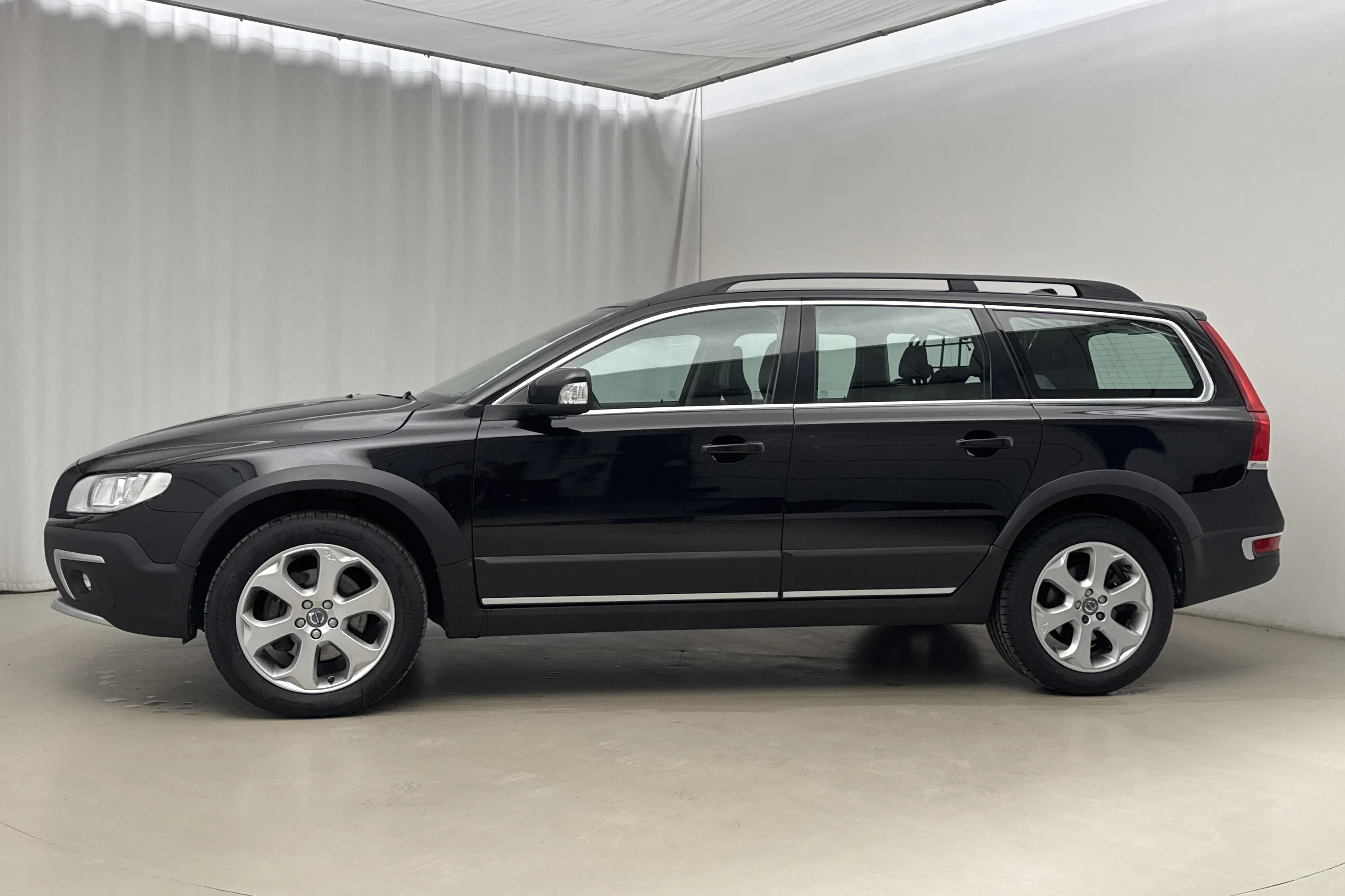 Presentationsfoto 2 av 18: Volvo XC70 II D4 AWD (181hk) - 19 191 mil - Automat - svart - 2016