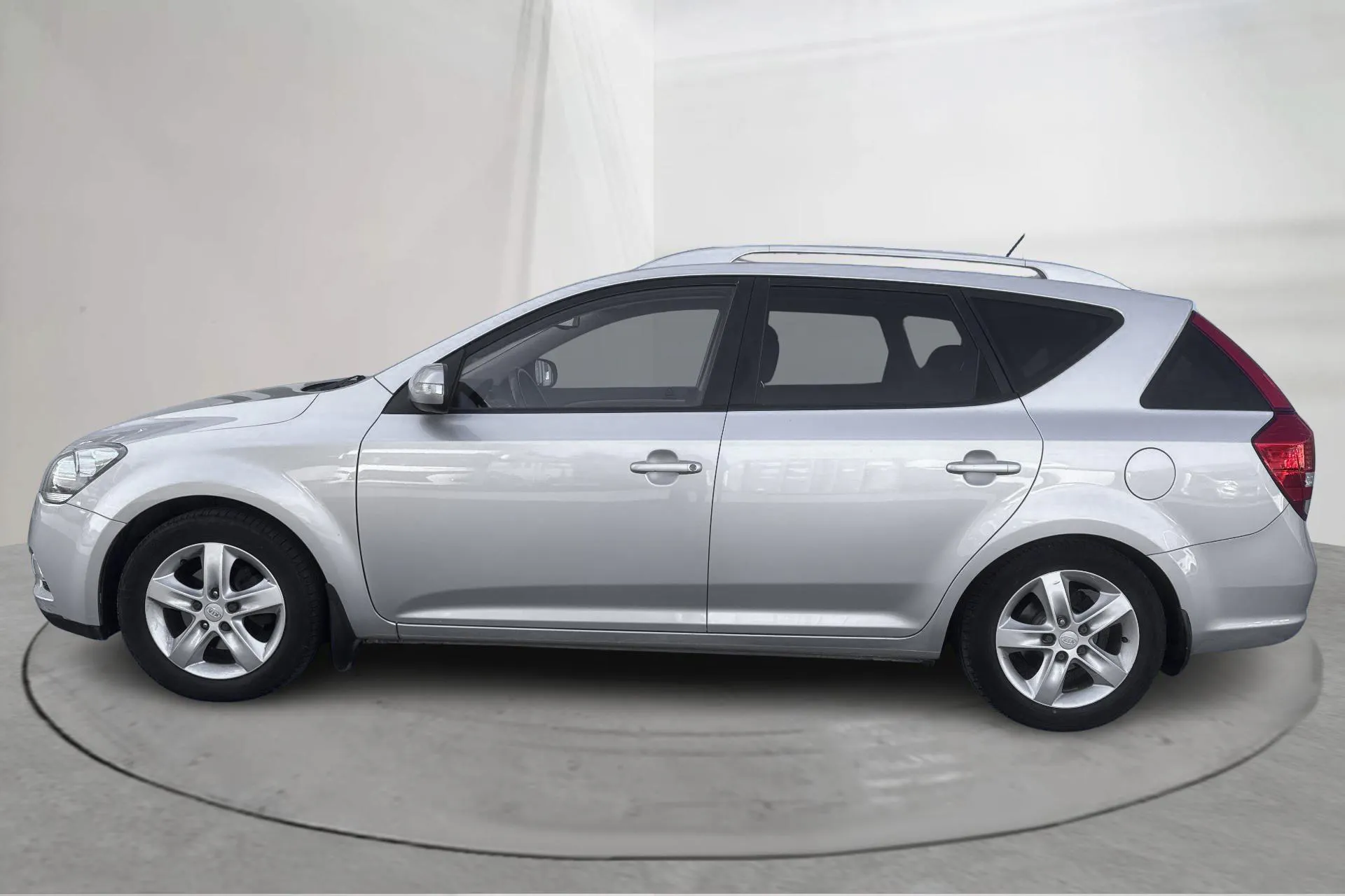Presentation photo 2 of 16: KIA Cee'd 1.6 CRDi SW (115hk) - 181 050 km - Manual - silver - 2010