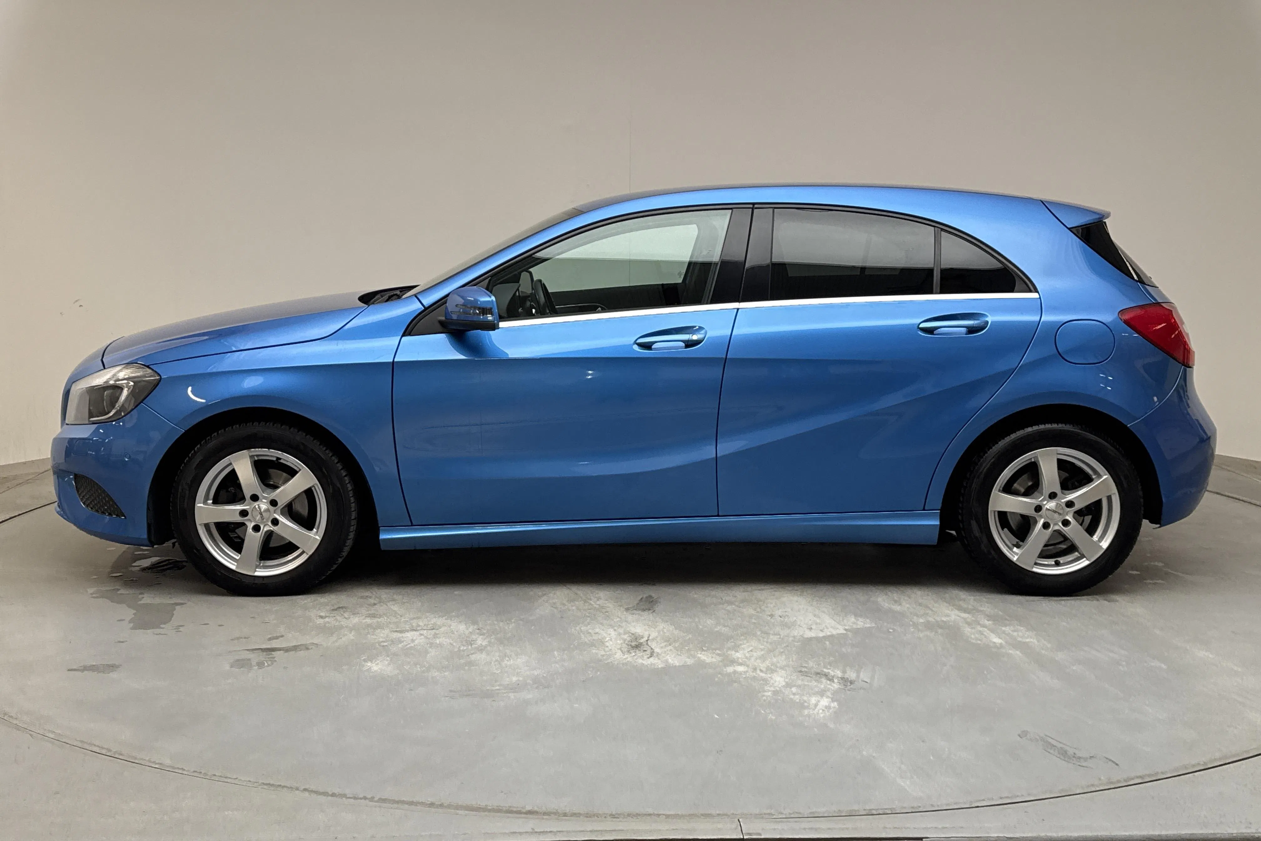 Presentationsfoto 2 av 13: Mercedes A 180 CDI 5dr W176 (109hk) - 20 338 mil - Manuell - Dark Blue - 2013