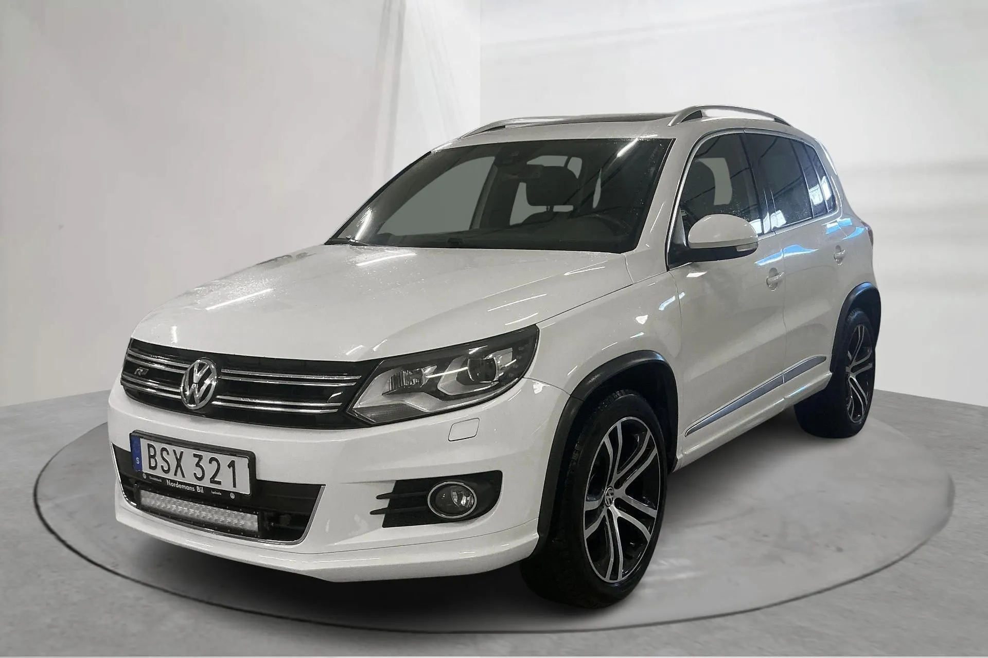 Presentationsfoto 1 av 15: VW Tiguan 2.0 TDI 4MOTION BlueMotion Technology (184hk) - 23 386 mil - Automat - vit - 2016
