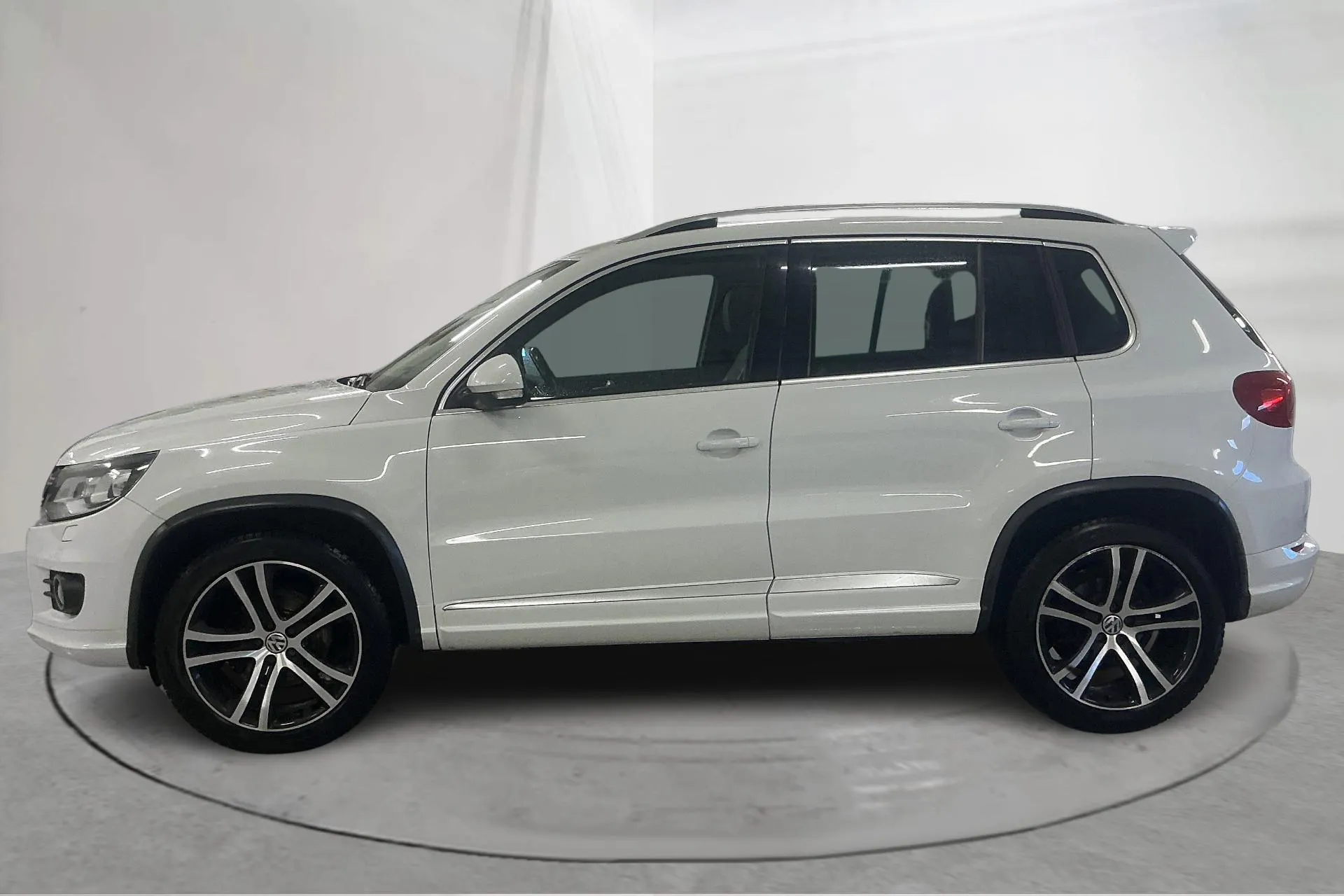 Presentationsfoto 2 av 15: VW Tiguan 2.0 TDI 4MOTION BlueMotion Technology (184hk) - 23 386 mil - Automat - vit - 2016