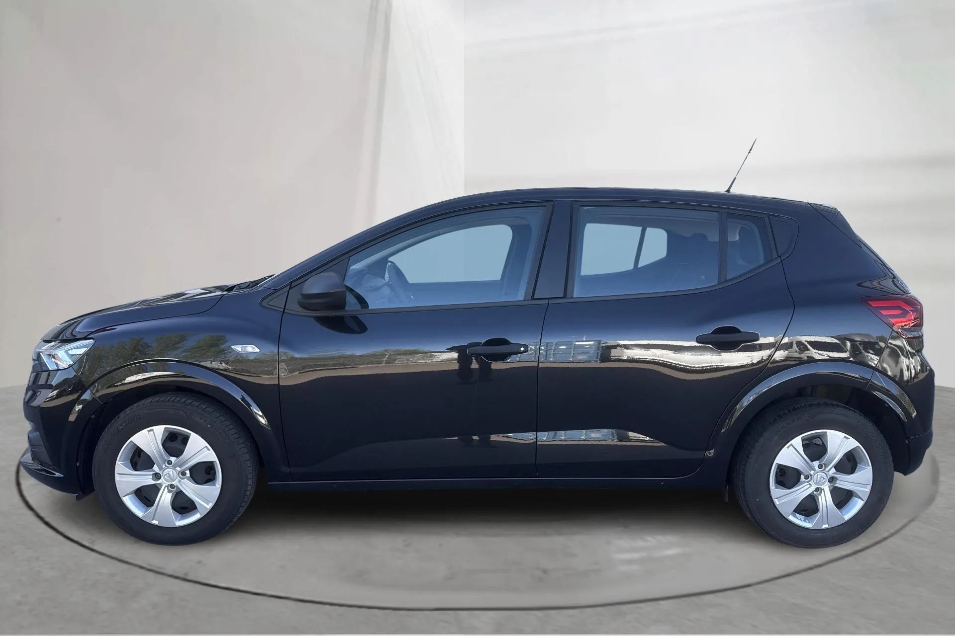 Presentation photo 2 of 13: Dacia Sandero 1.0 TCe (90hk) - 22 990 km - Manual - black - 2022
