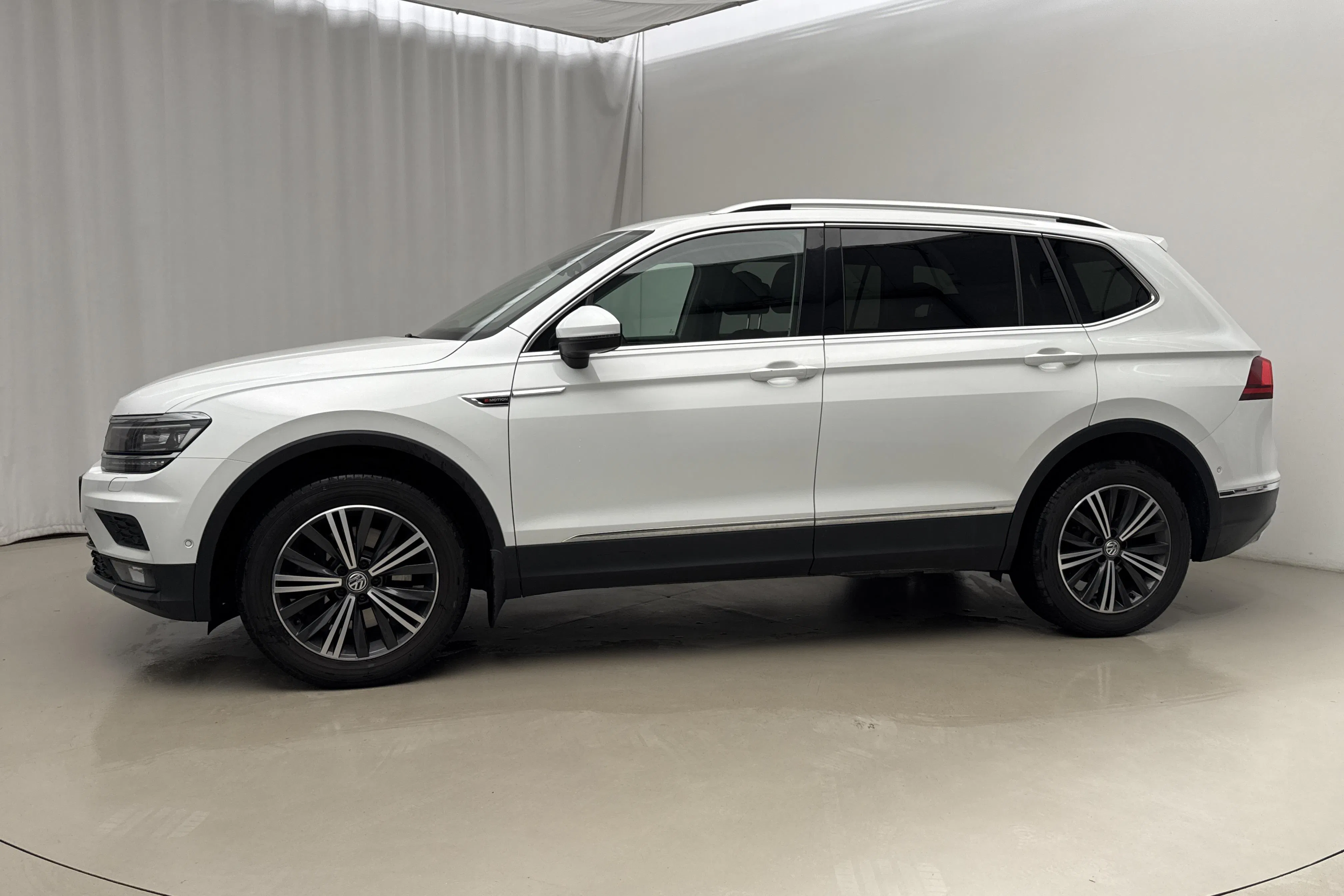 Presentationsfoto 2 av 21: VW Tiguan Allspace 2.0 TDI 4MOTION (190hk) - 13 621 mil - Automat - vit - 2019