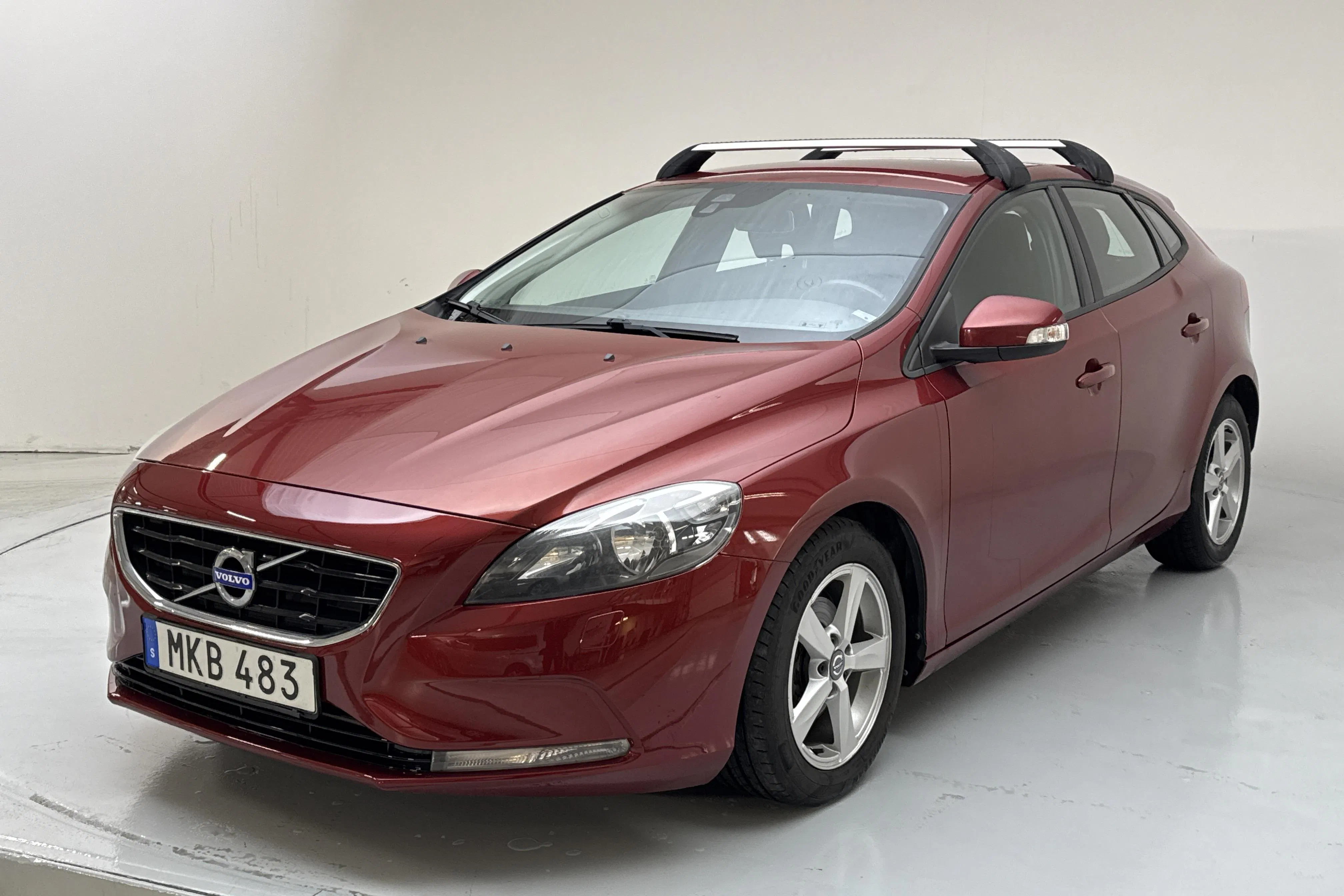 Presentationsfoto 1 av 13: Volvo V40 D2 (115hk) - 20 626 mil - Manuell - röd - 2014